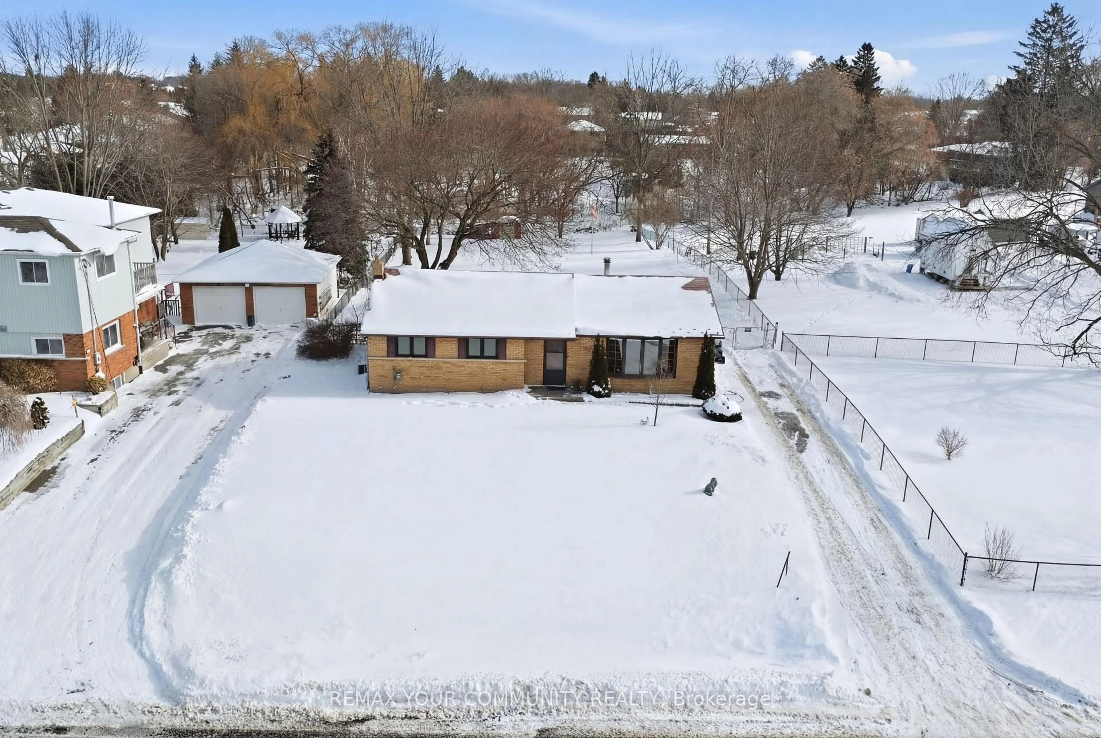A pic from outside/outdoor area/front of a property/back of a property/a pic from drone, street for 233 East St, East Gwillimbury Ontario L9N 1K8