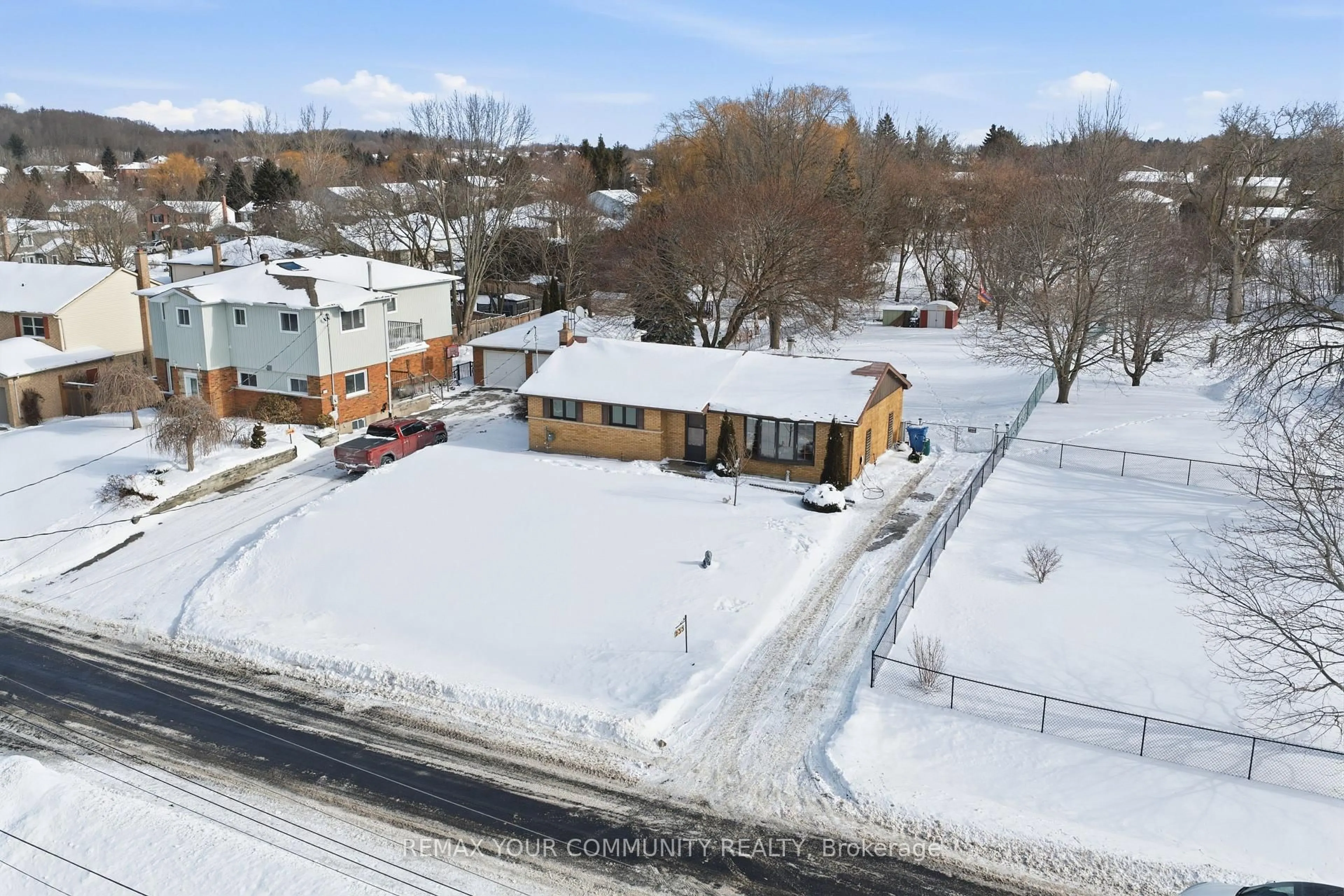 A pic from outside/outdoor area/front of a property/back of a property/a pic from drone, street for 233 East St, East Gwillimbury Ontario L9N 1K8