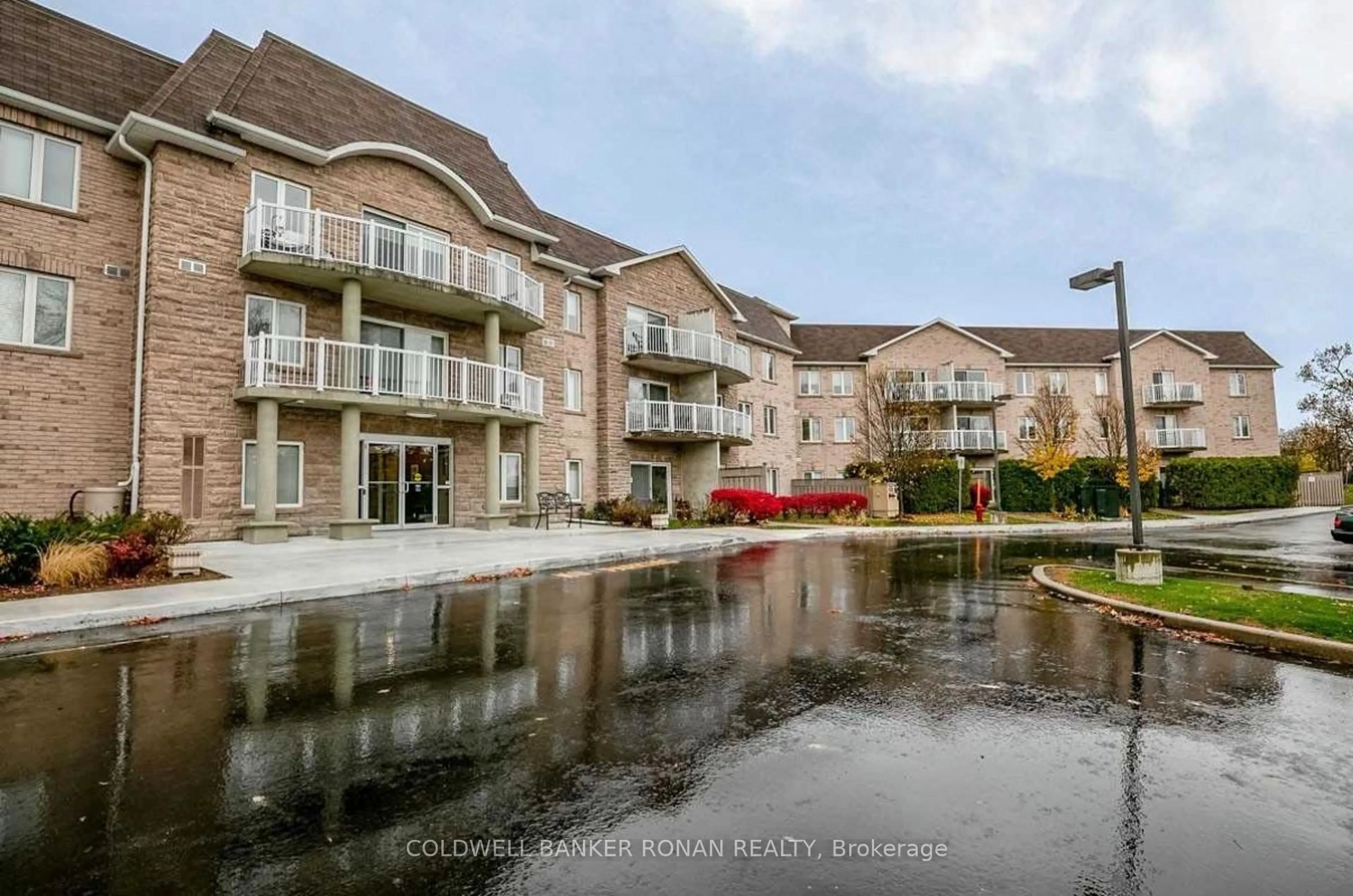 A pic from outside/outdoor area/front of a property/back of a property/a pic from drone, water/lake/river/ocean view for 32 Church St #115, King Ontario L0G 1T0