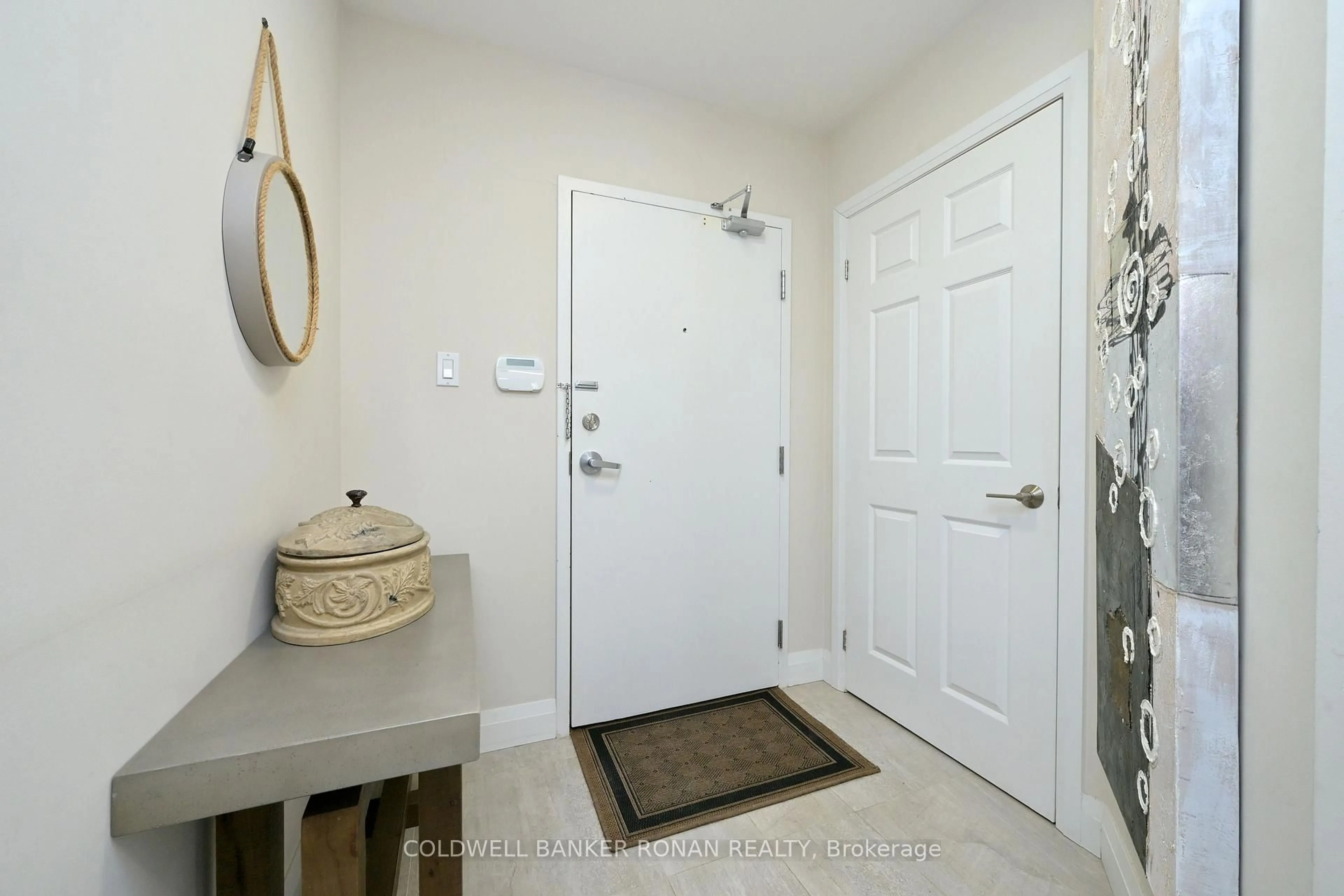 Indoor entryway for 32 Church St #115, King Ontario L0G 1T0