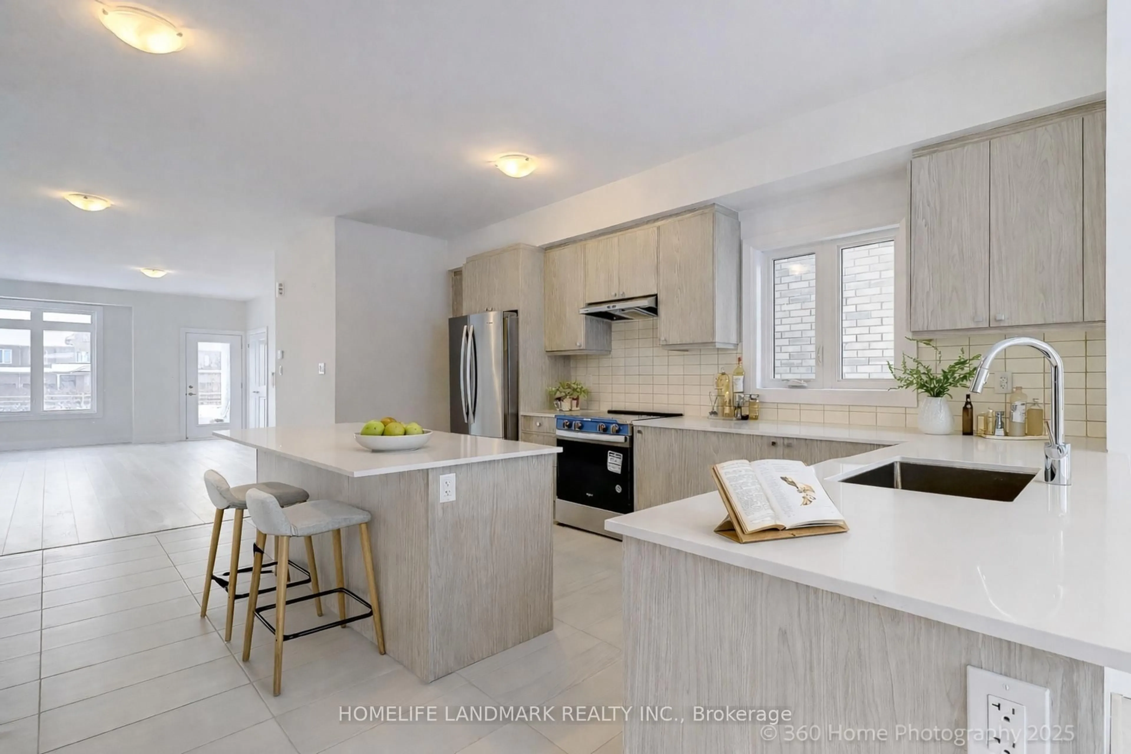Open concept kitchen, unknown for 119 Seguin St, Richmond Hill Ontario L4E 1N2