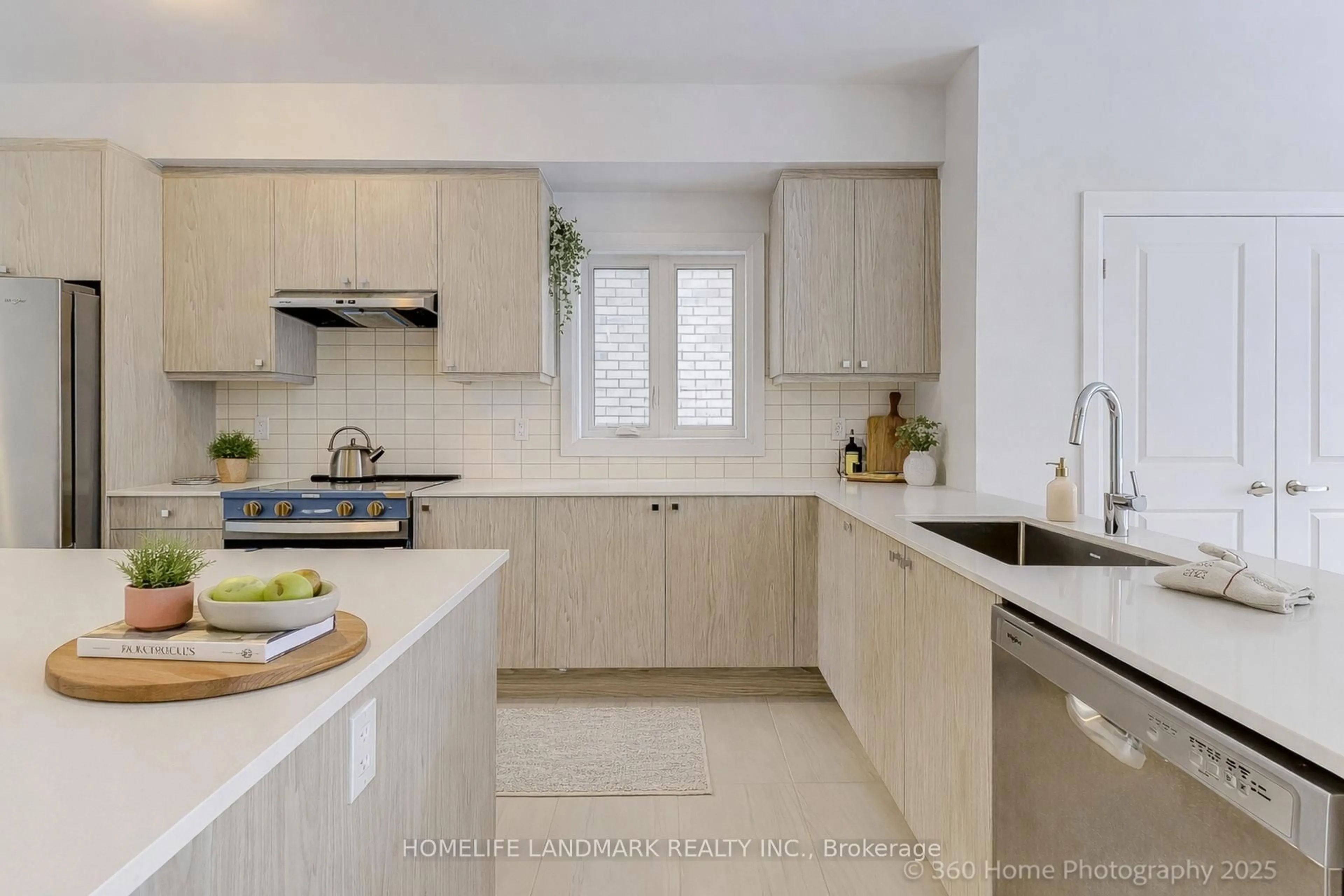 Contemporary kitchen, ceramic/tile floor for 119 Seguin St, Richmond Hill Ontario L4E 1N2