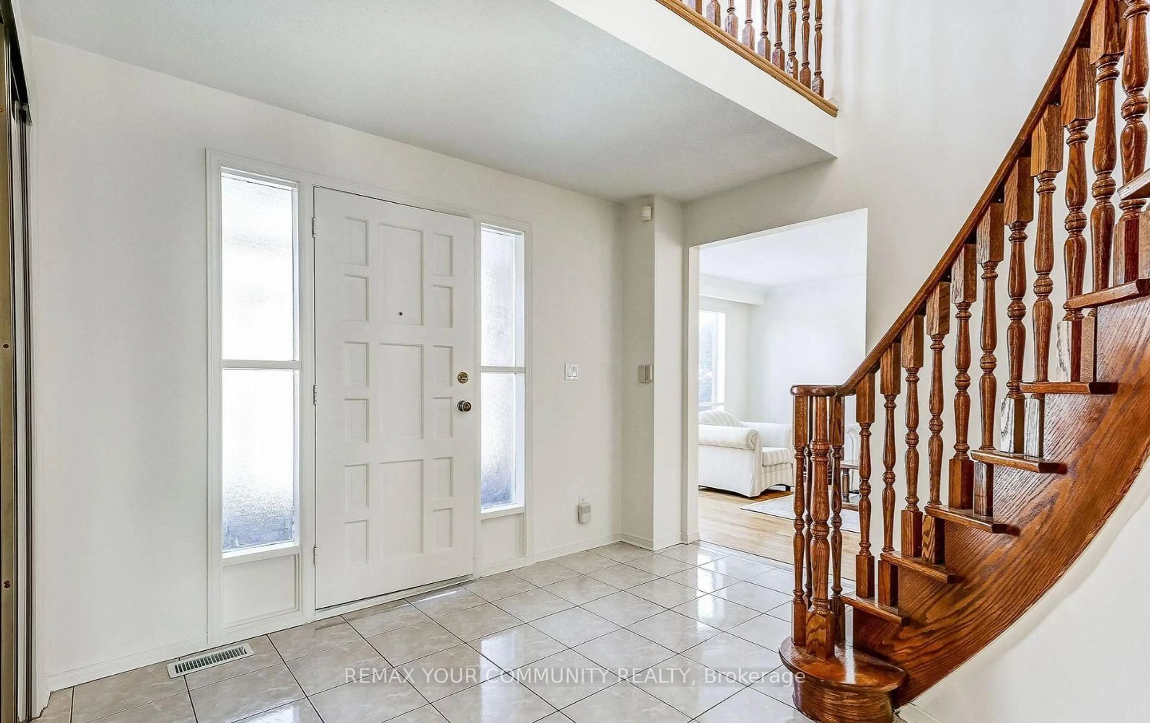 Indoor entryway for 37 Mackay Dr, Richmond Hill Ontario L4C 6N9