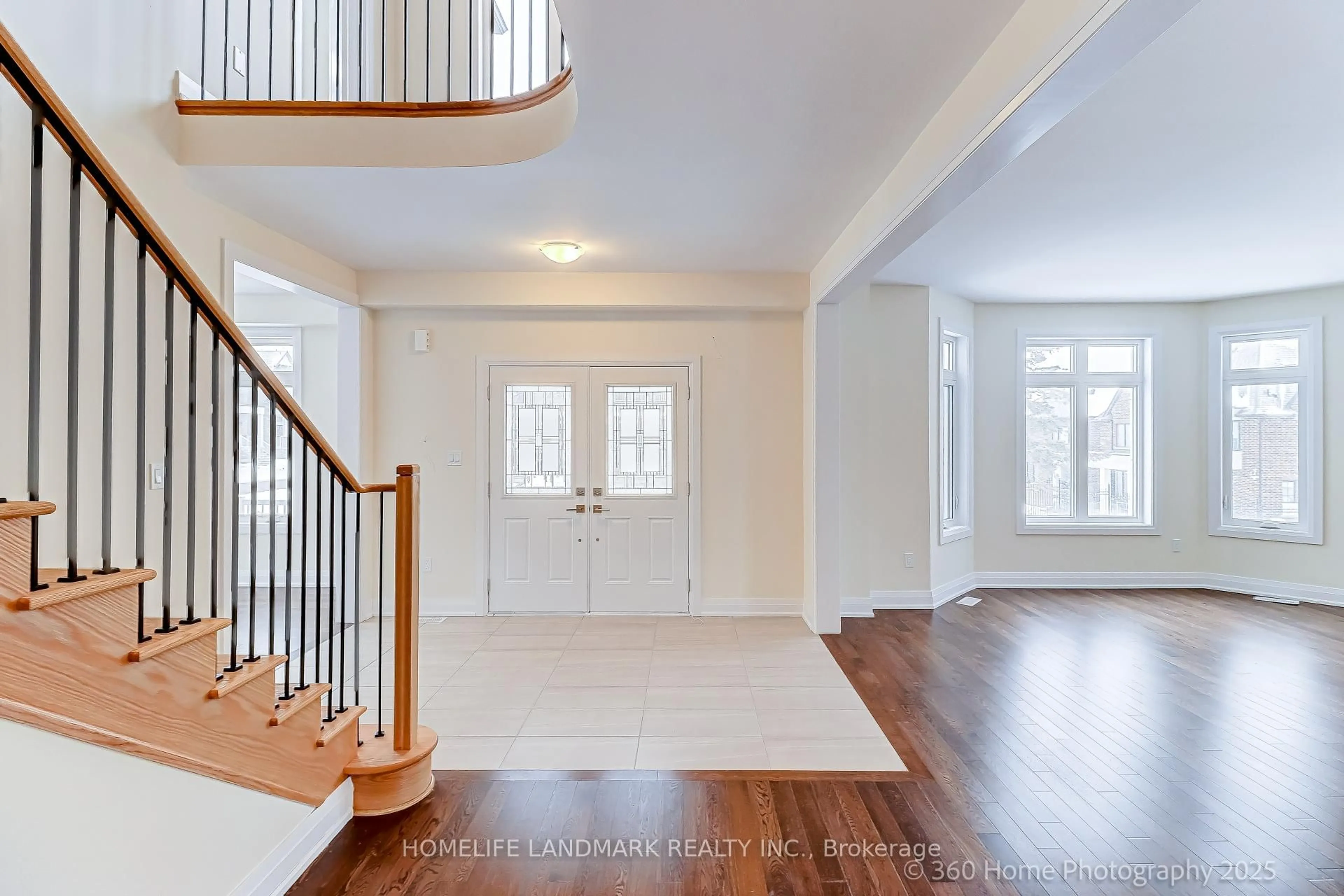 Indoor entryway for 8 Mapleton St, Richmond Hill Ontario L4E 1N1