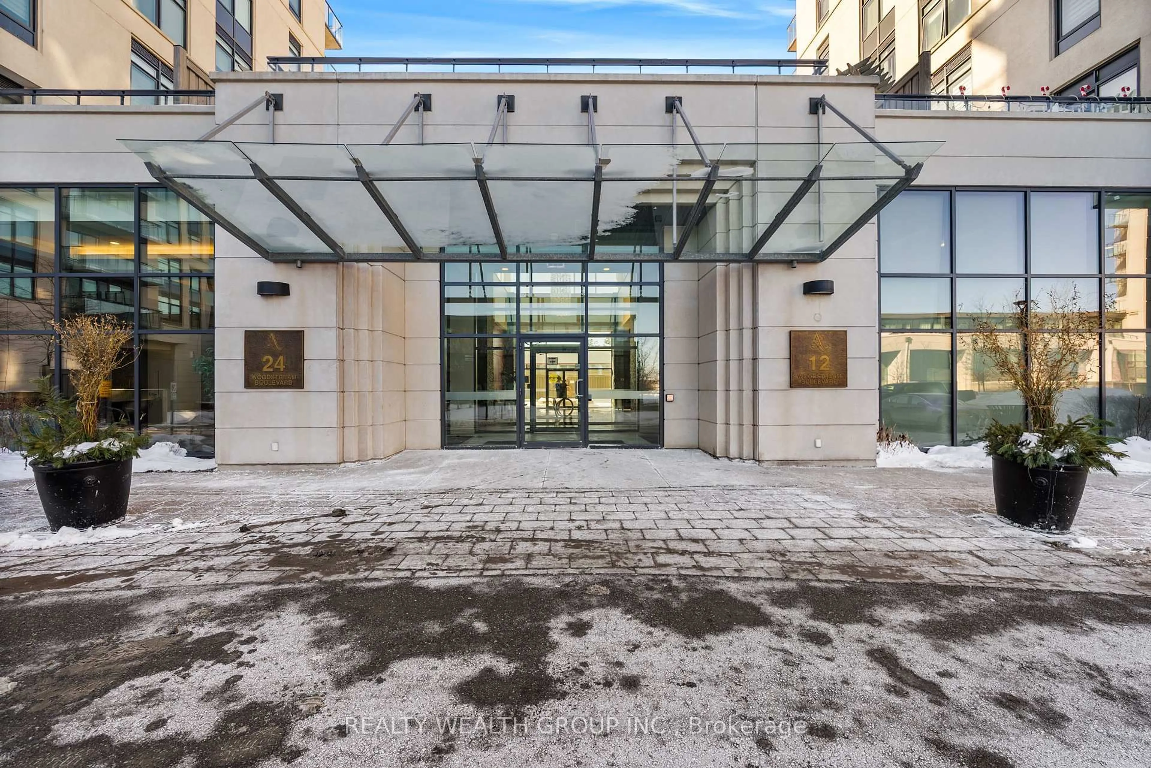 Indoor foyer for 12 Woodstream Blvd #520, Vaughan Ontario L4L 8C3