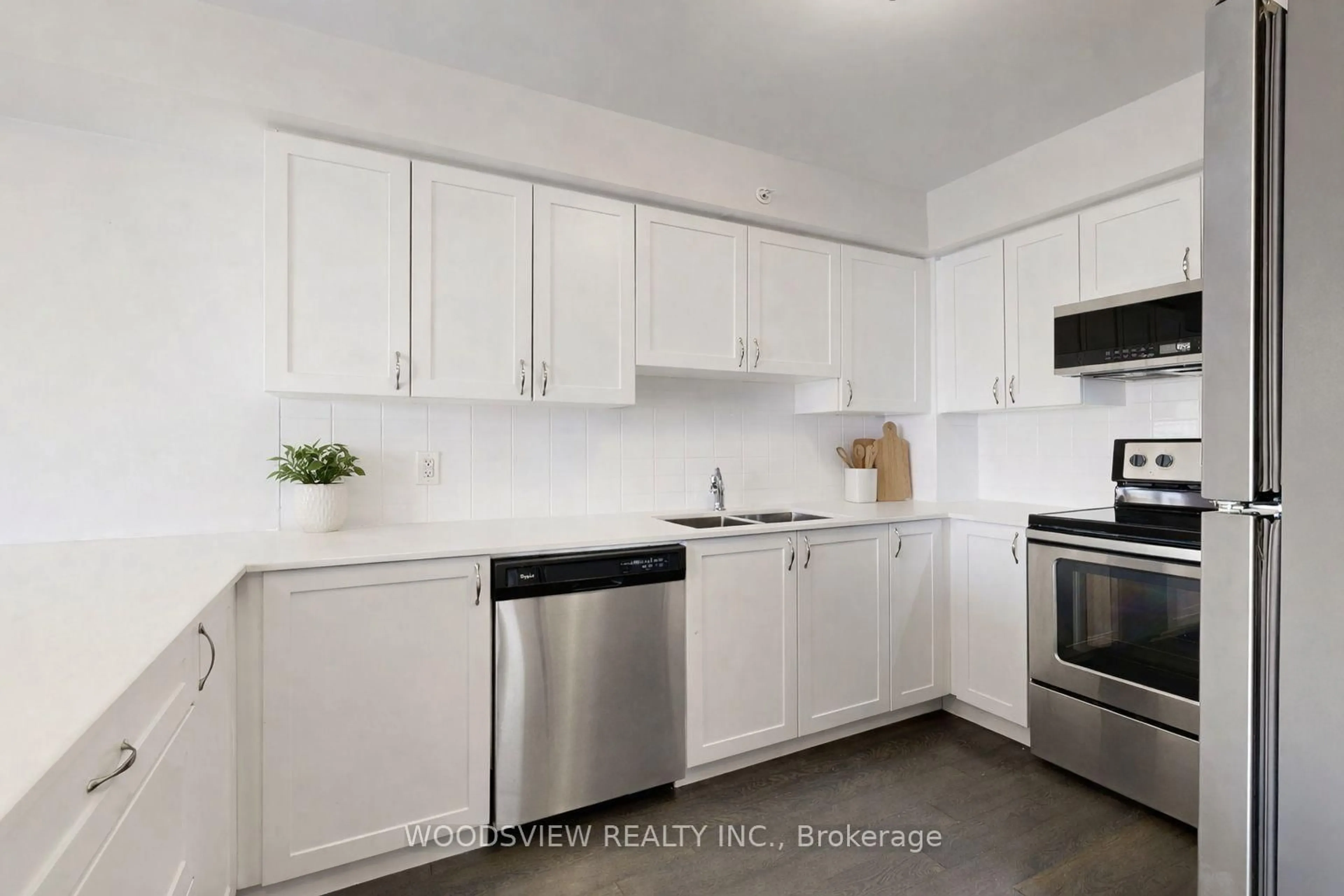 Standard kitchen, ceramic/tile floor for 481 Rupert Ave #324, Whitchurch-Stouffville Ontario L4A 1Y7