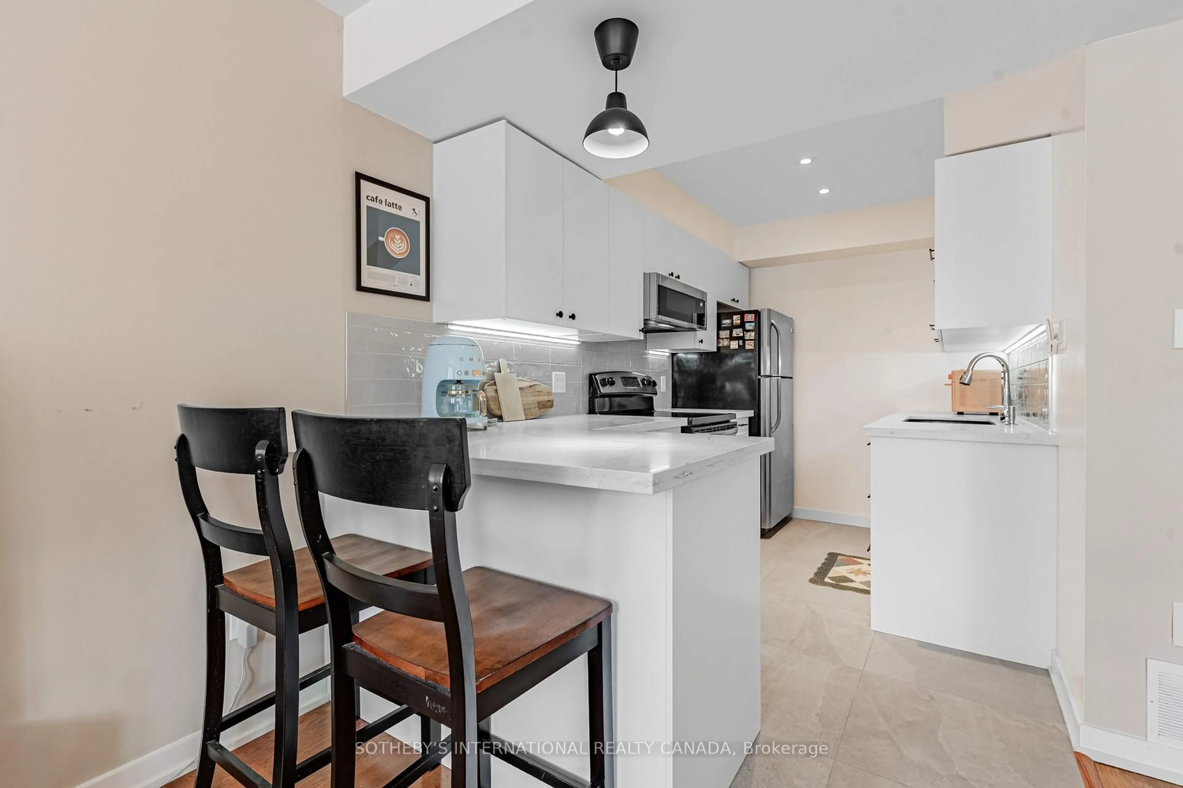 Open concept kitchen, ceramic/tile floor for 75 Weldrick Rd #305, Richmond Hill Ontario L4C 0H9