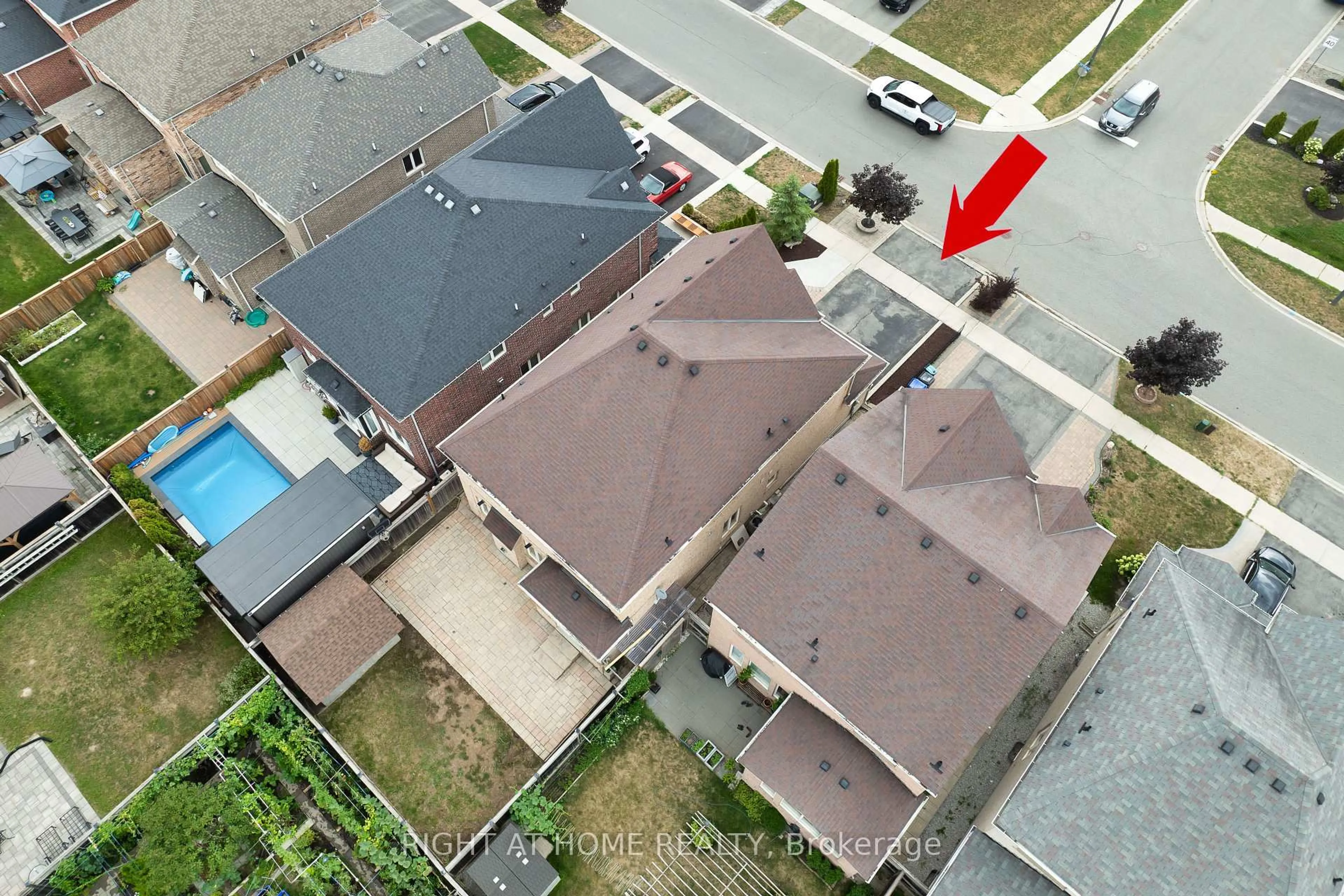 A pic from outside/outdoor area/front of a property/back of a property/a pic from drone, street for 193 Blue Dasher Blvd, Bradford West Gwillimbury Ontario L3Z 0H3