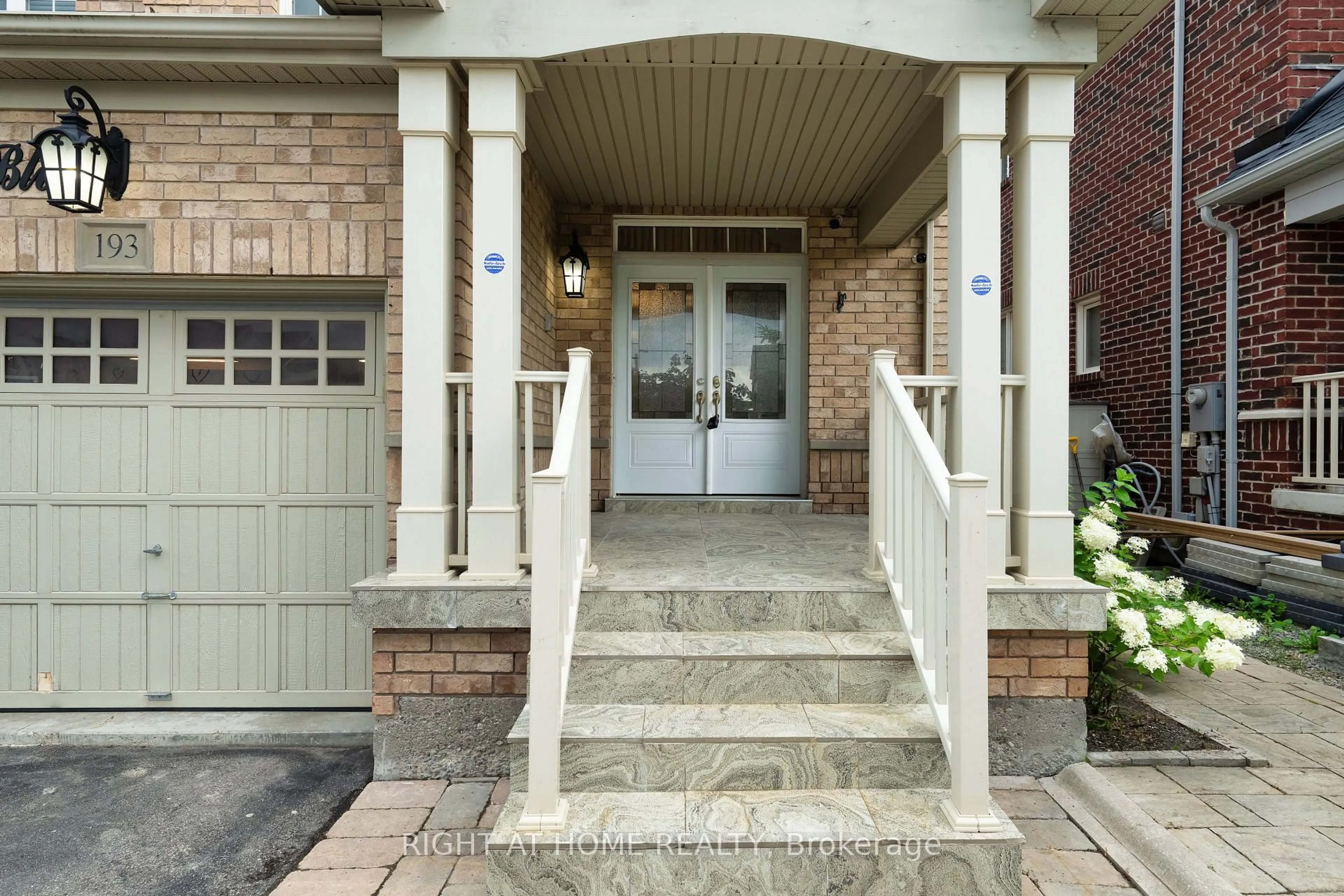 Indoor entryway for 193 Blue Dasher Blvd, Bradford West Gwillimbury Ontario L3Z 0H3