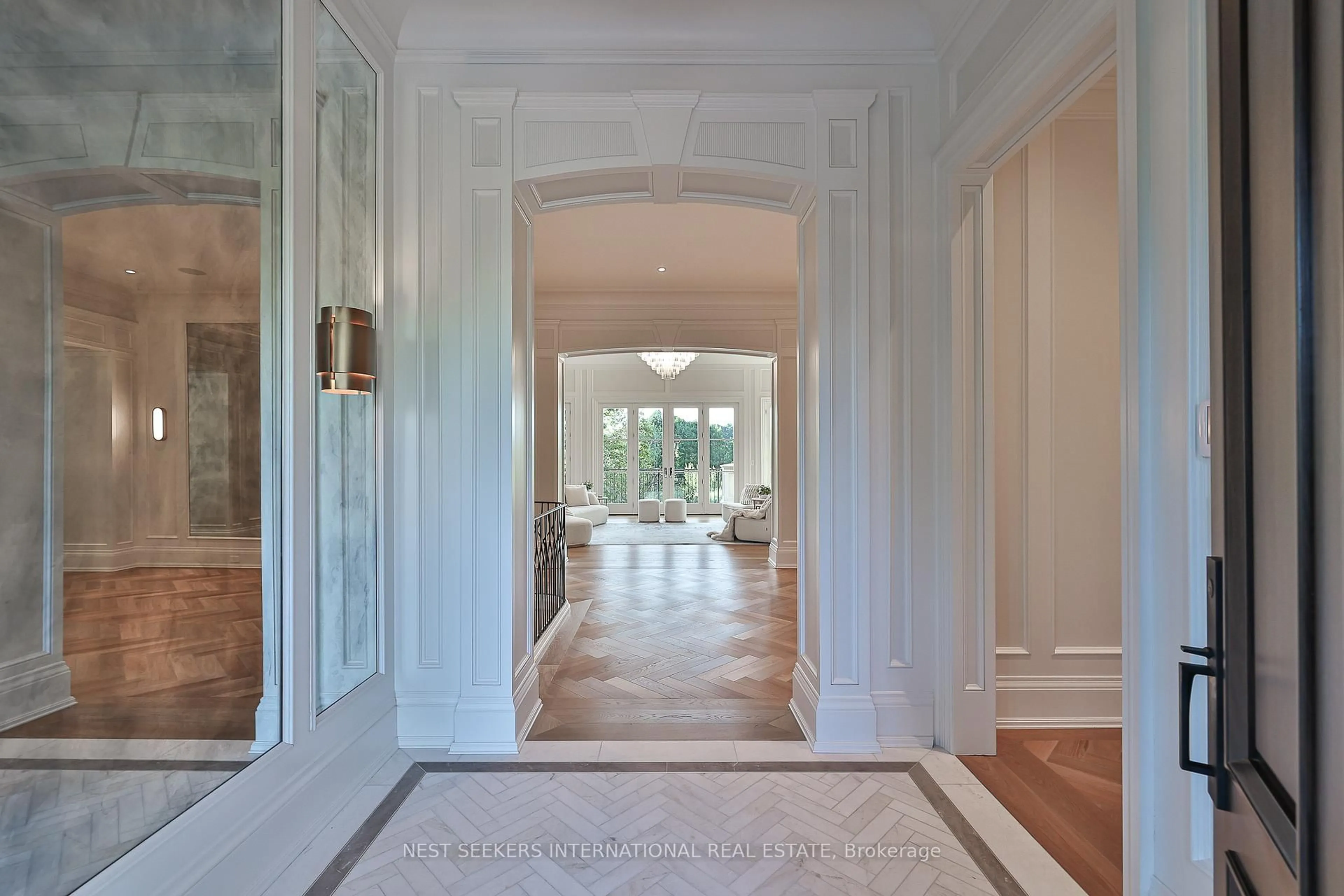 Indoor entryway for 16 Eversley Hall, King Ontario L7B 1L8