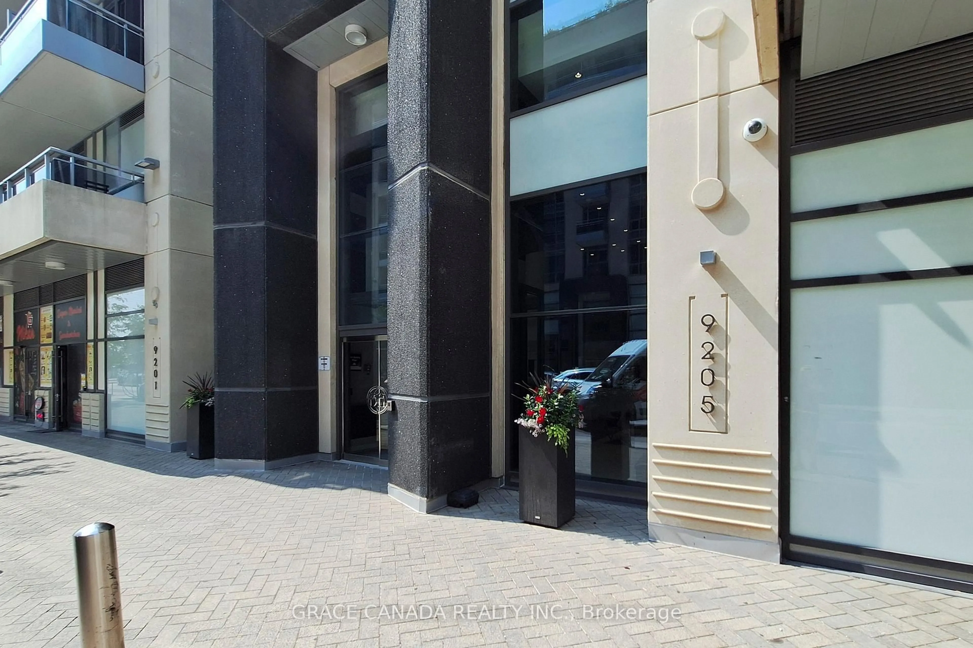 Indoor foyer for 9205 Yonge St #409, Richmond Hill Ontario L4C 1V5