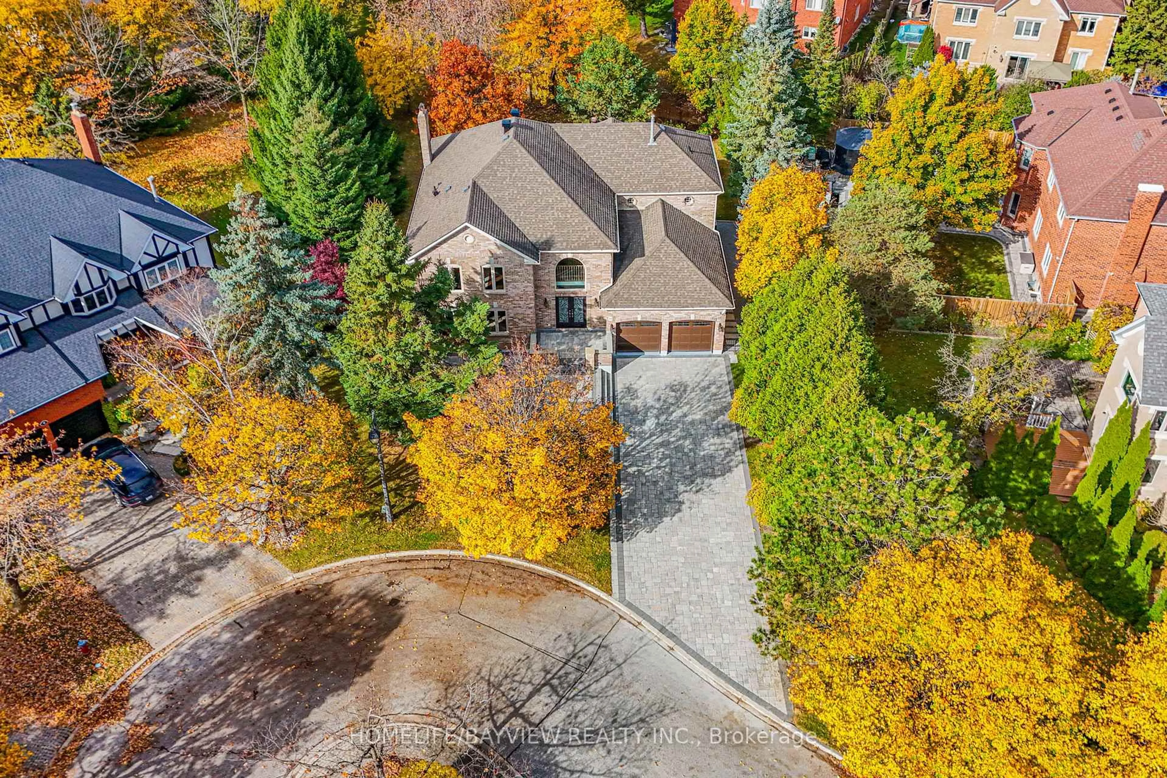 A pic from outside/outdoor area/front of a property/back of a property/a pic from drone, street for 11 Wendover Crt, Richmond Hill Ontario L4B 3G4