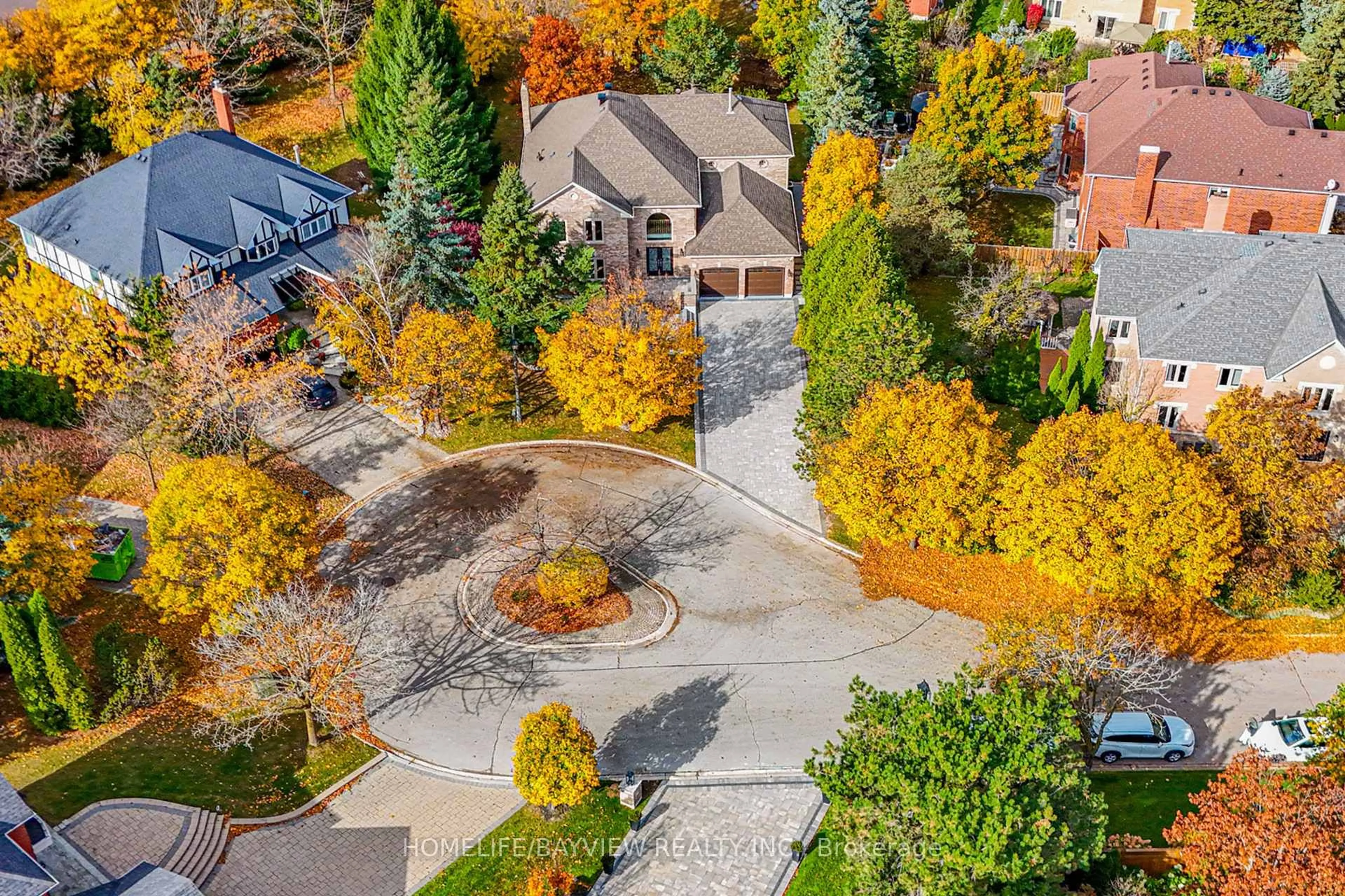 A pic from outside/outdoor area/front of a property/back of a property/a pic from drone, street for 11 Wendover Crt, Richmond Hill Ontario L4B 3G4