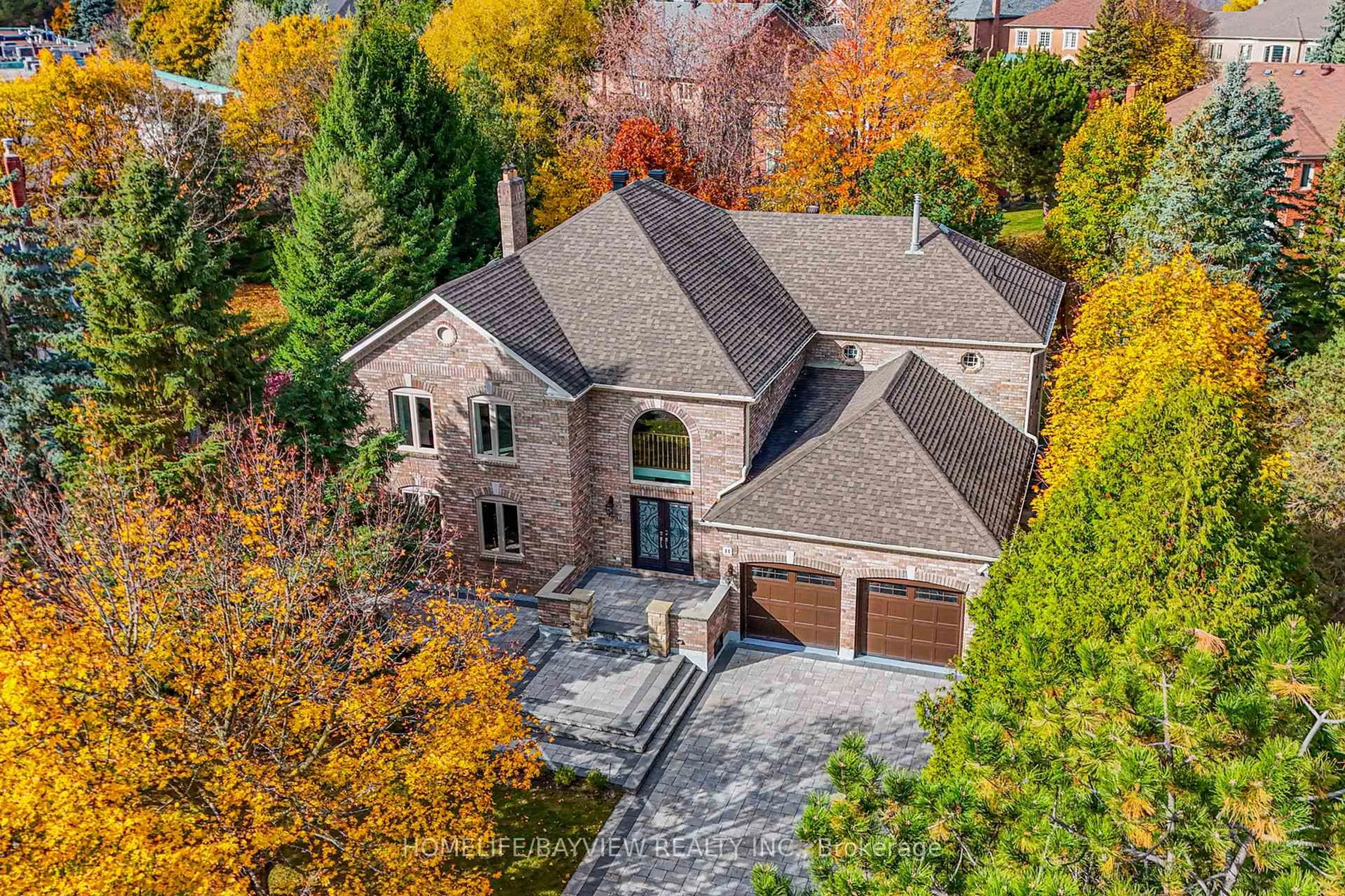 A pic from outside/outdoor area/front of a property/back of a property/a pic from drone, street for 11 Wendover Crt, Richmond Hill Ontario L4B 3G4