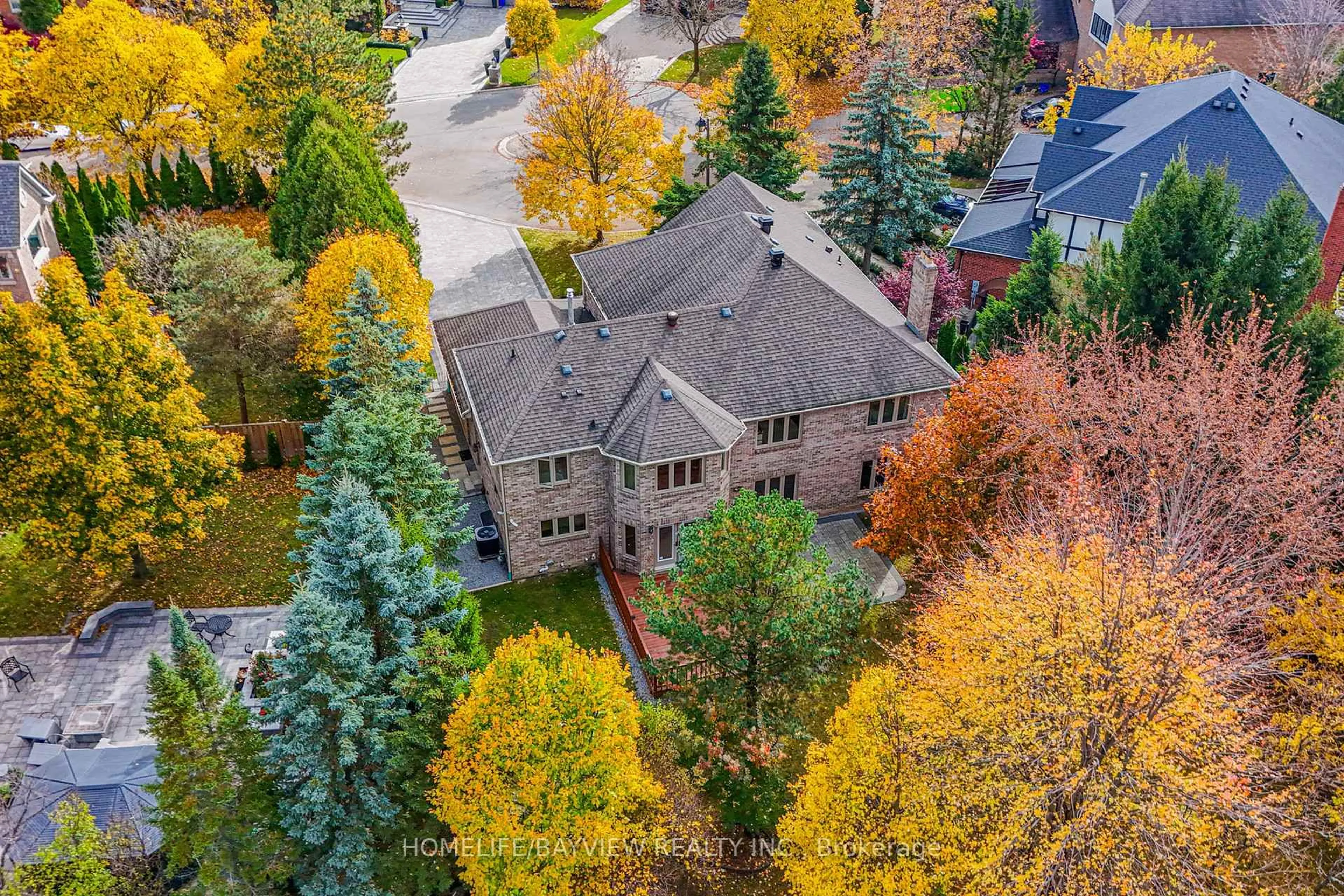 A pic from outside/outdoor area/front of a property/back of a property/a pic from drone, street for 11 Wendover Crt, Richmond Hill Ontario L4B 3G4
