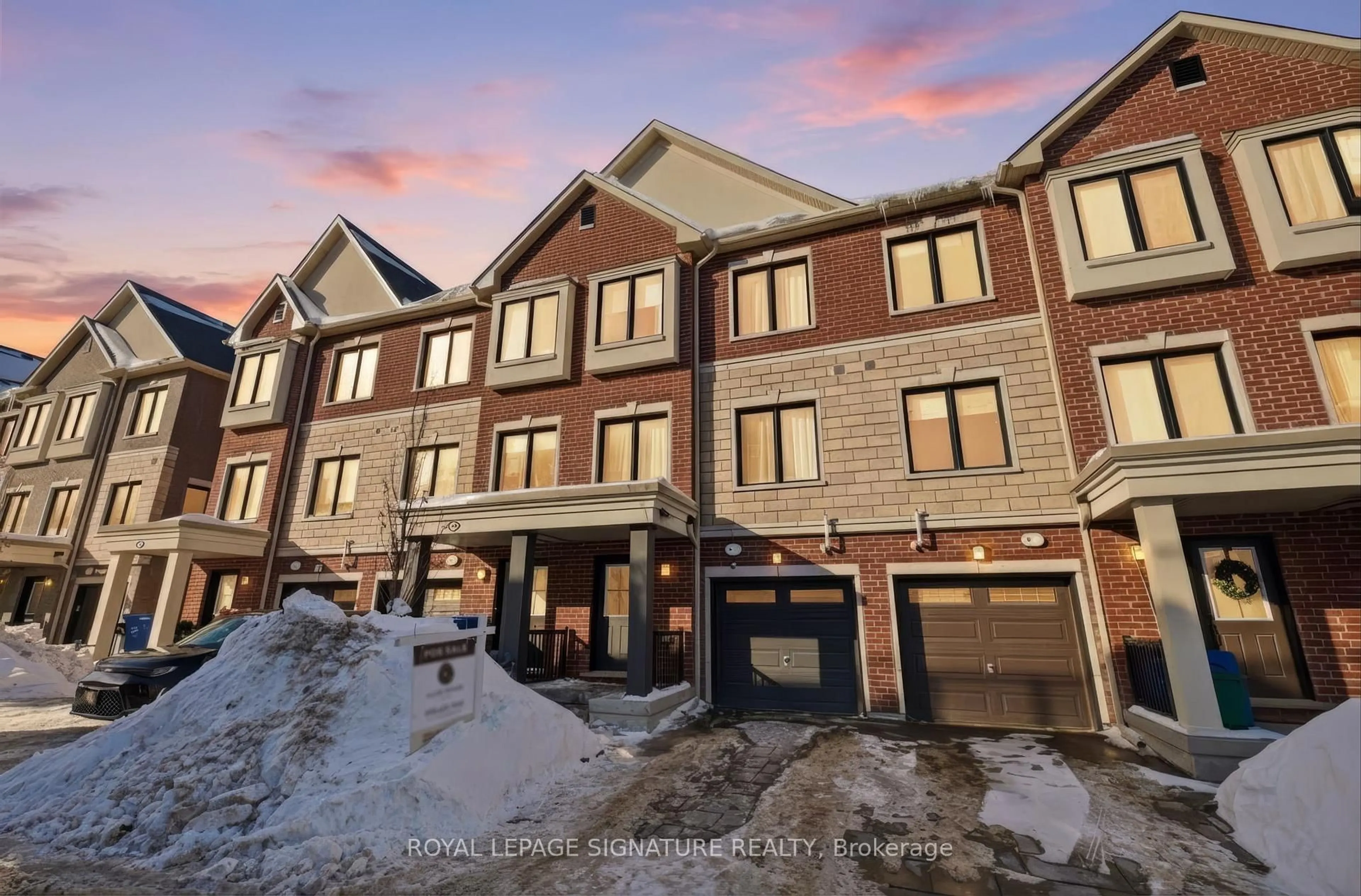 A pic from outside/outdoor area/front of a property/back of a property/a pic from drone, unknown for 82 Covington Cres, Whitchurch-Stouffville Ontario L4A 4W8