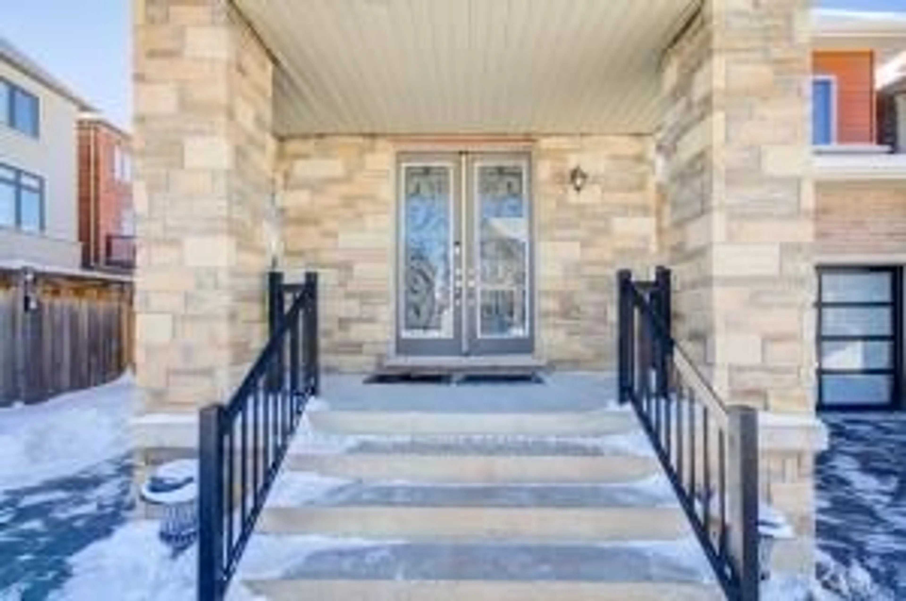 Indoor entryway for 4 Goldeneye Dr, East Gwillimbury Ontario L9N 1R8