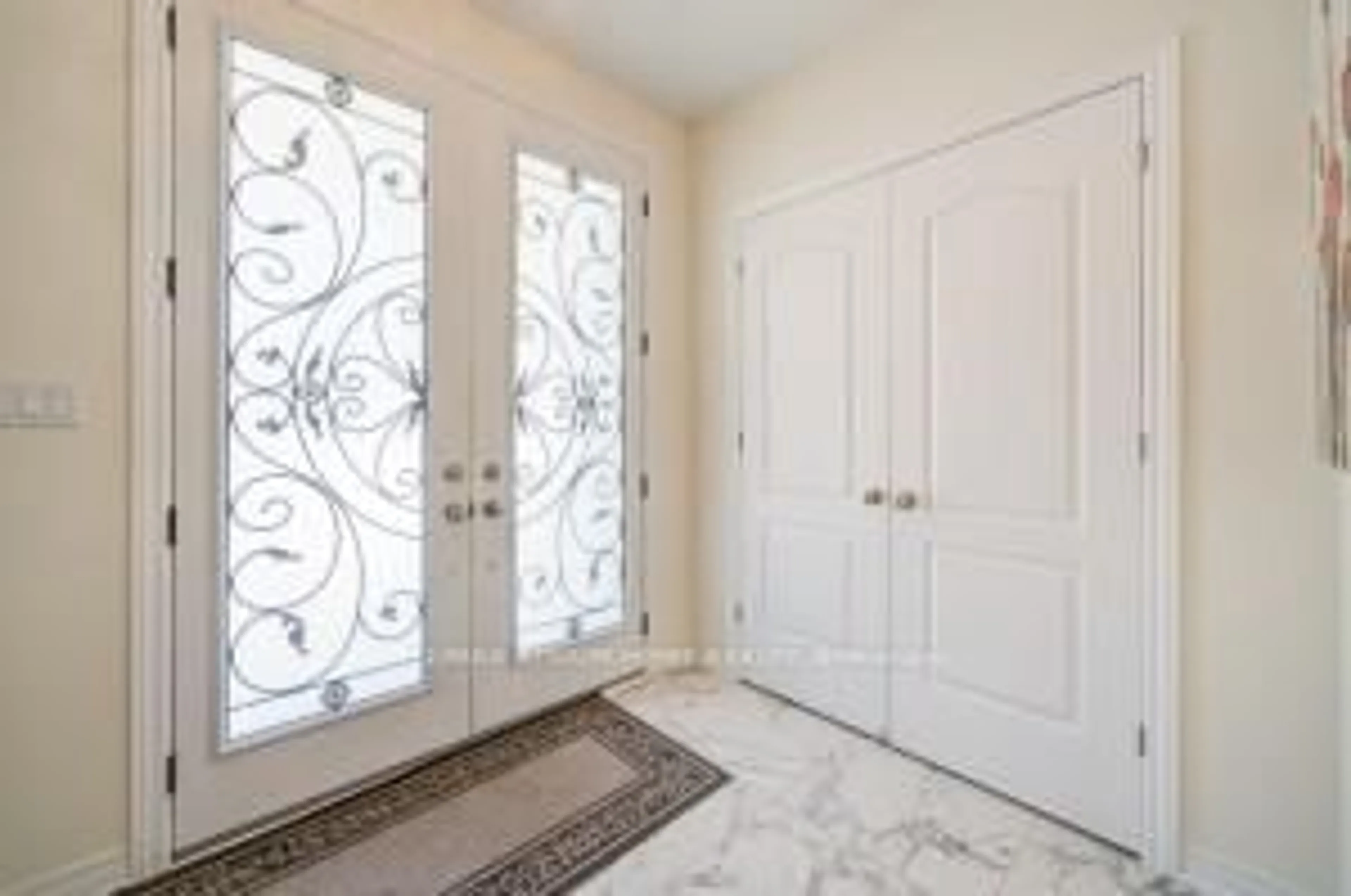 Indoor entryway for 4 Goldeneye Dr, East Gwillimbury Ontario L9N 1R8