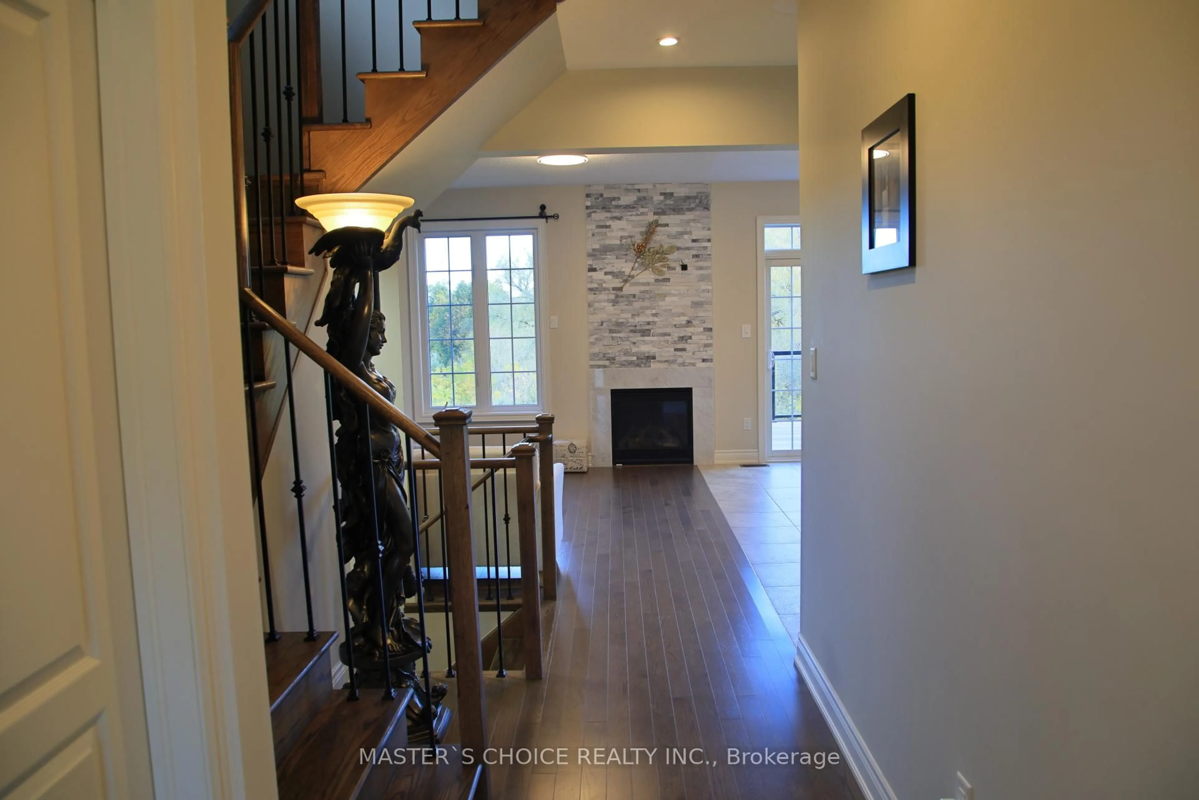 Indoor entryway for 40 Briarfield Ave, East Gwillimbury Ontario L9N 0P5