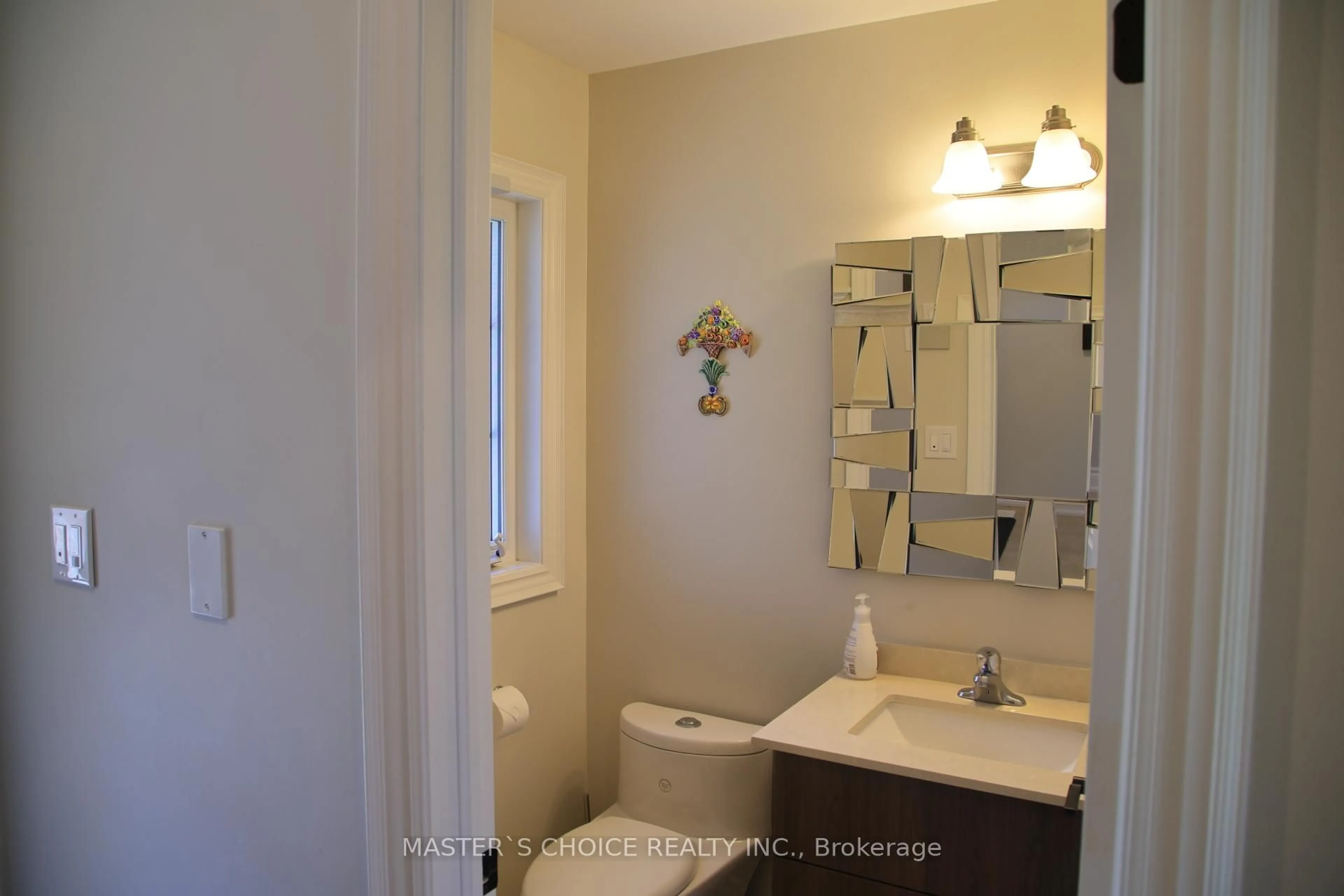 Standard bathroom, ceramic/tile floor for 40 Briarfield Ave, East Gwillimbury Ontario L9N 0P5