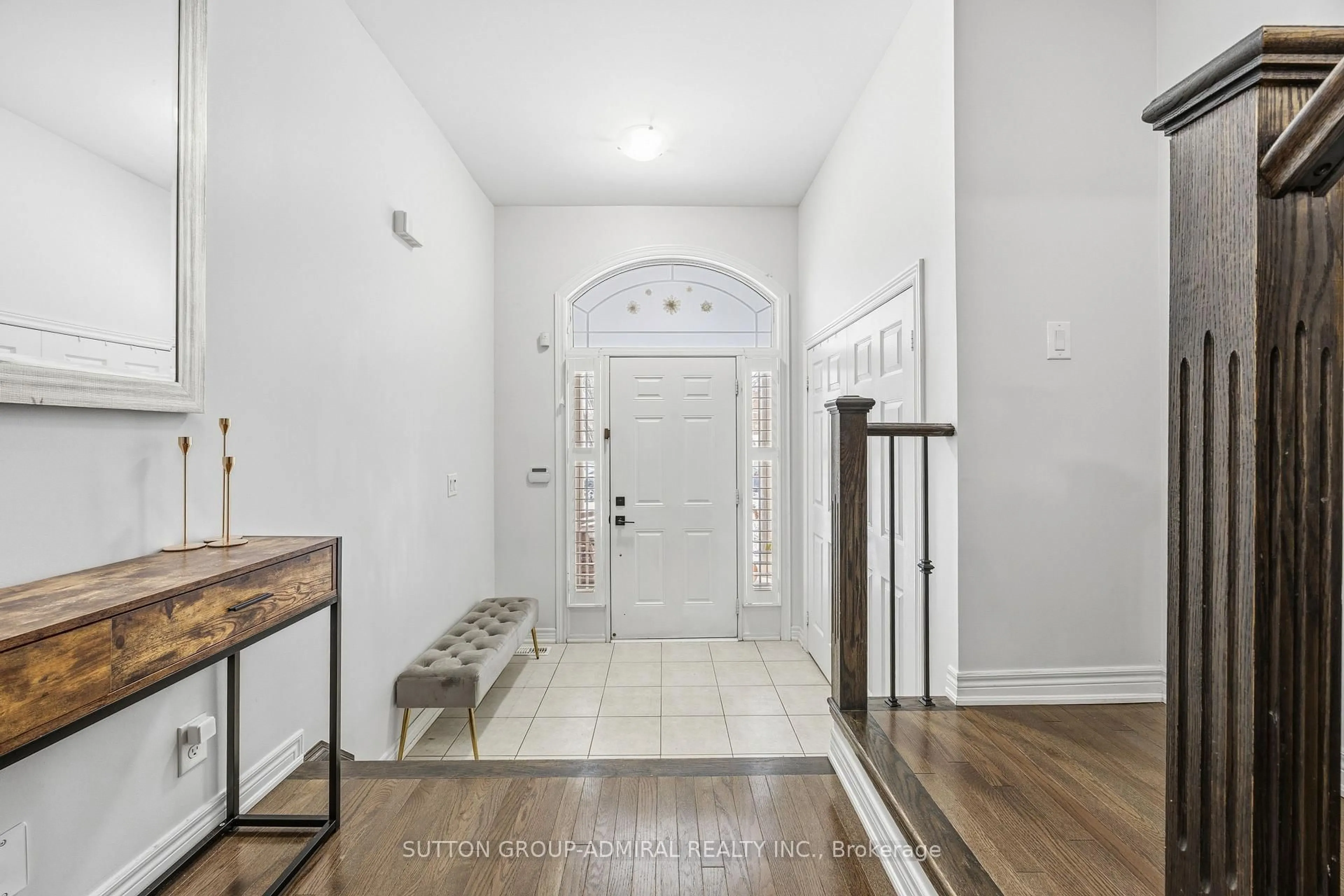 Indoor entryway for 10 Usherwood St, Aurora Ontario L4G 7W6