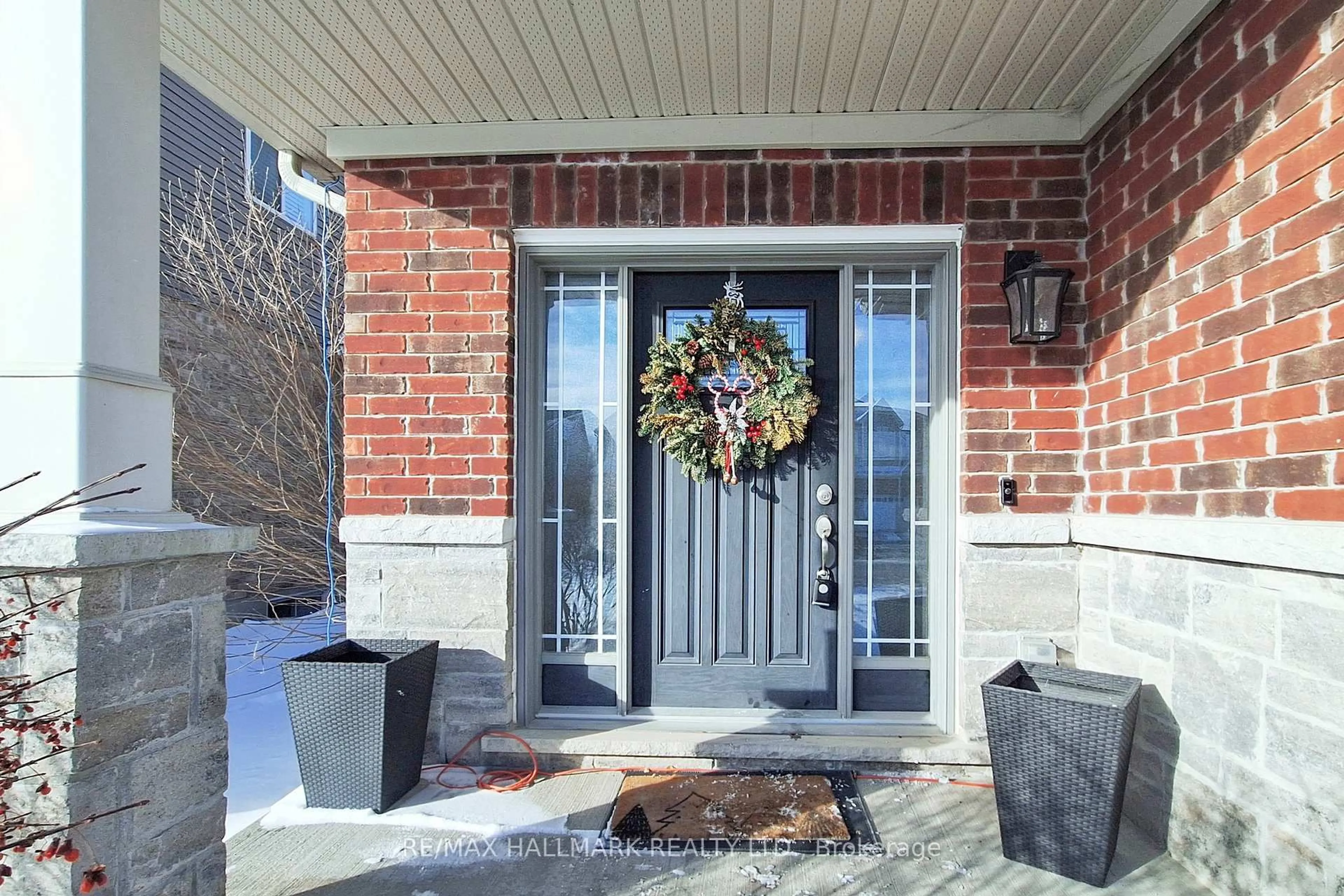Indoor entryway for 32 Burt Ave, New Tecumseth Ontario L9R 0G8