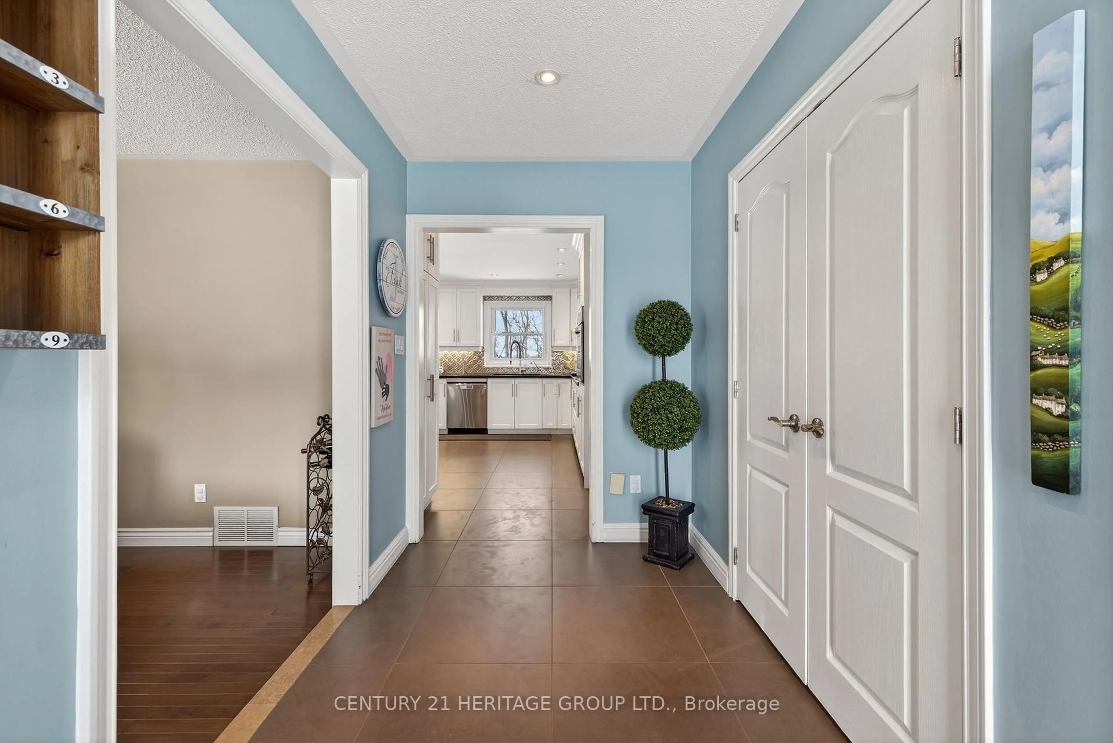 Indoor entryway for 19732 York Durham Line, East Gwillimbury Ontario L0G 1M0