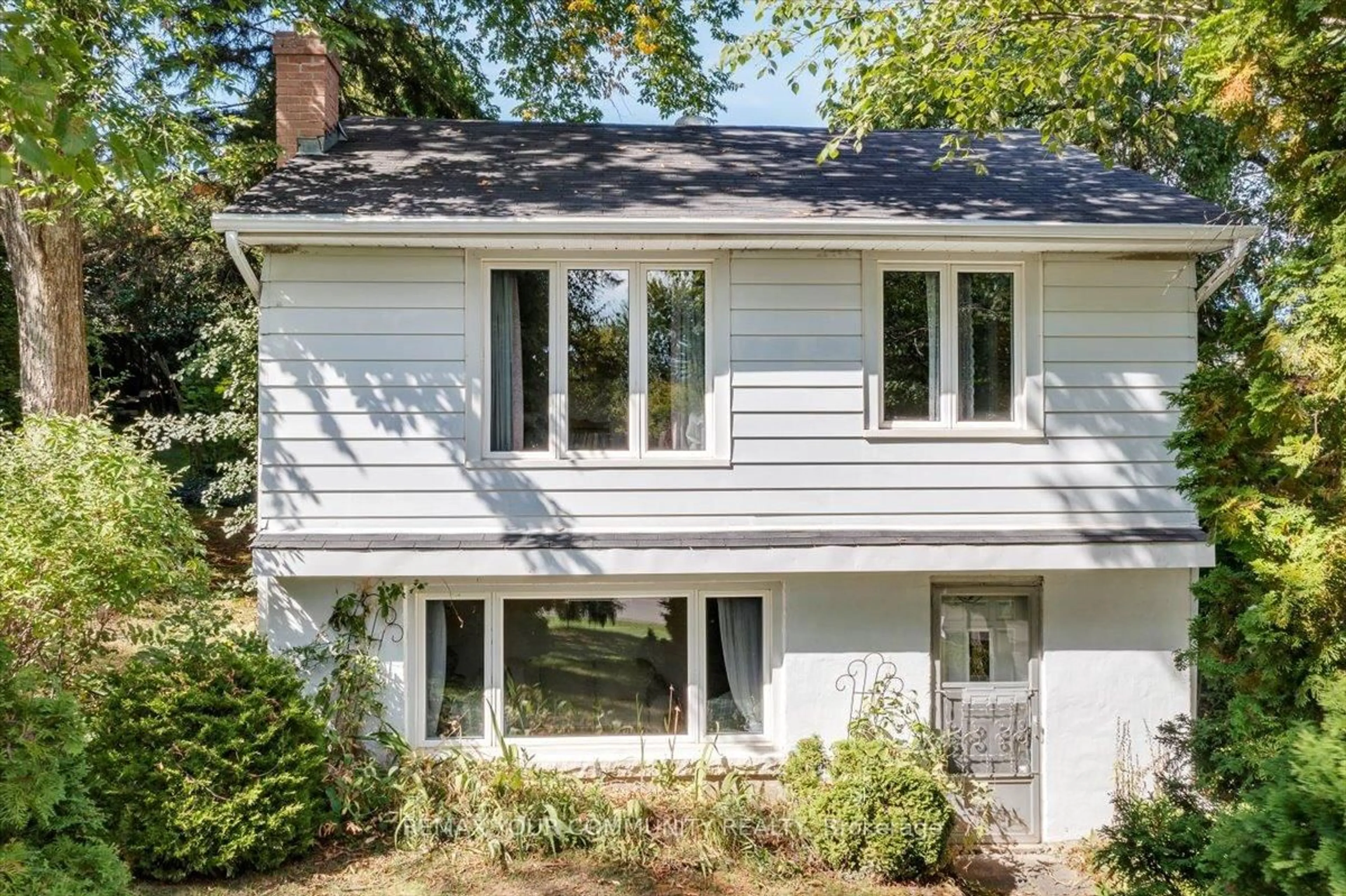 Home with vinyl exterior material, street for 258 Lakeview Blvd, Georgina Ontario L4P 2Y3