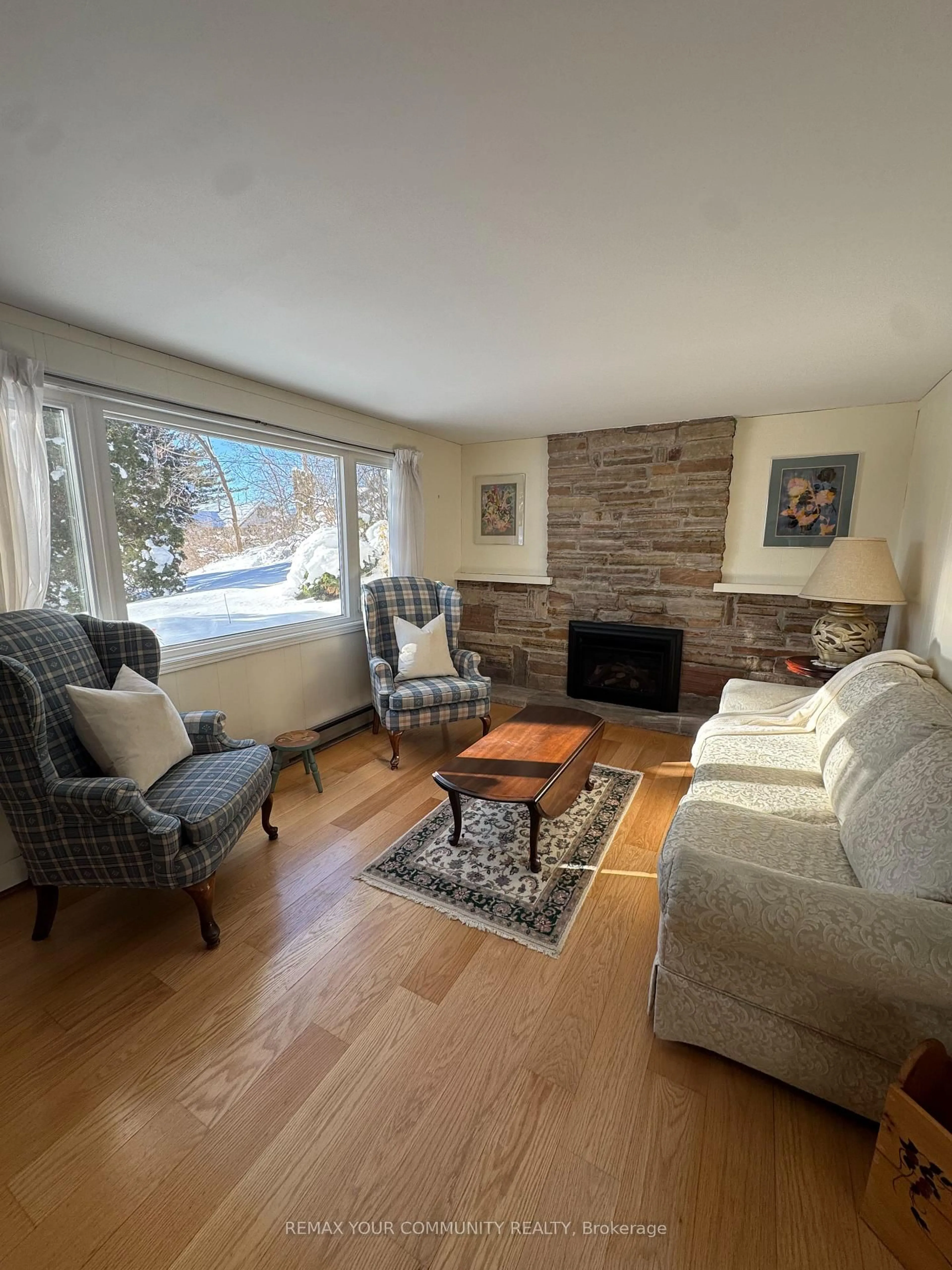 Living room with furniture, unknown for 258 Lakeview Blvd, Georgina Ontario L4P 2Y3