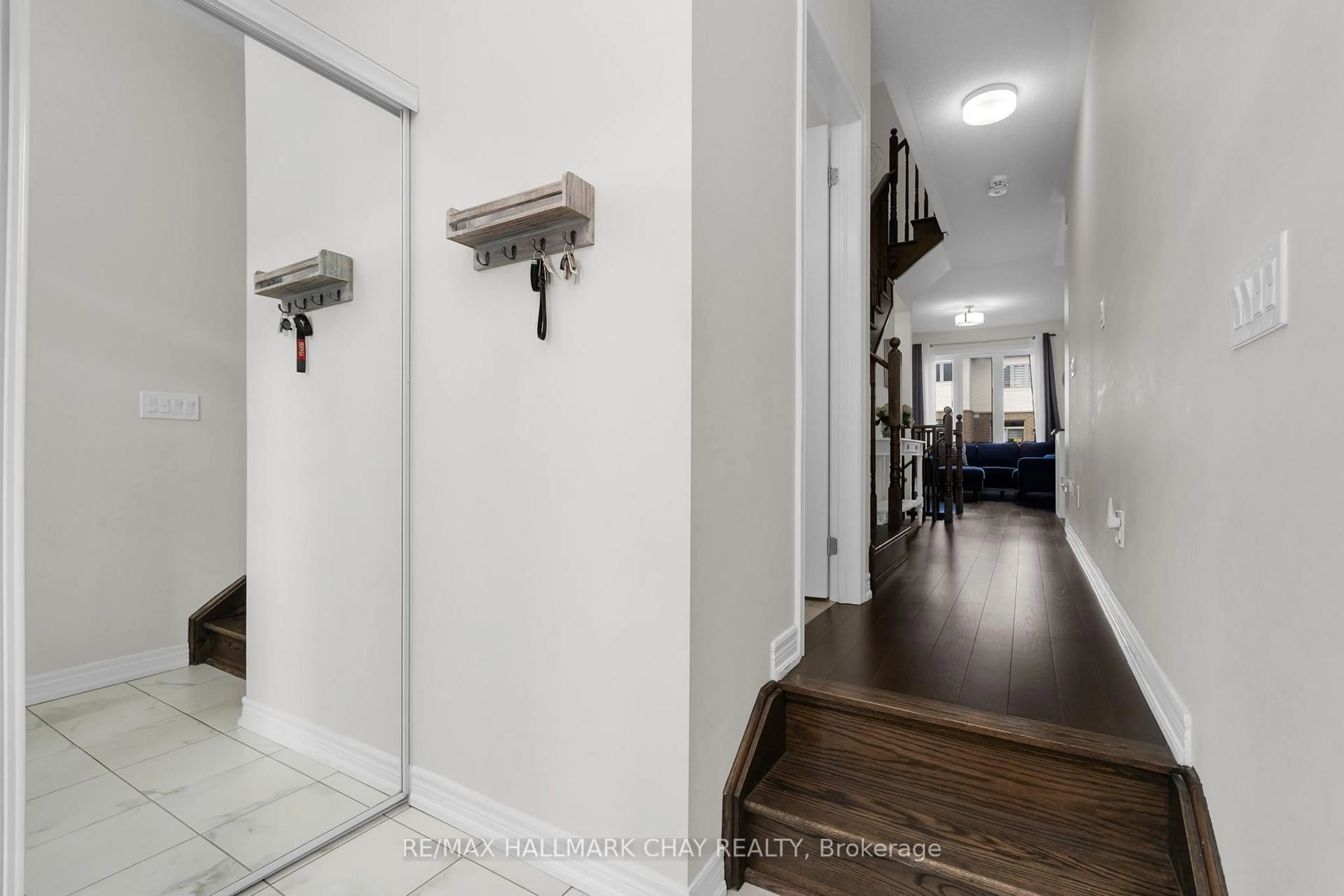 Indoor entryway for 46 Clifford Cres, New Tecumseth Ontario L0G 1W0