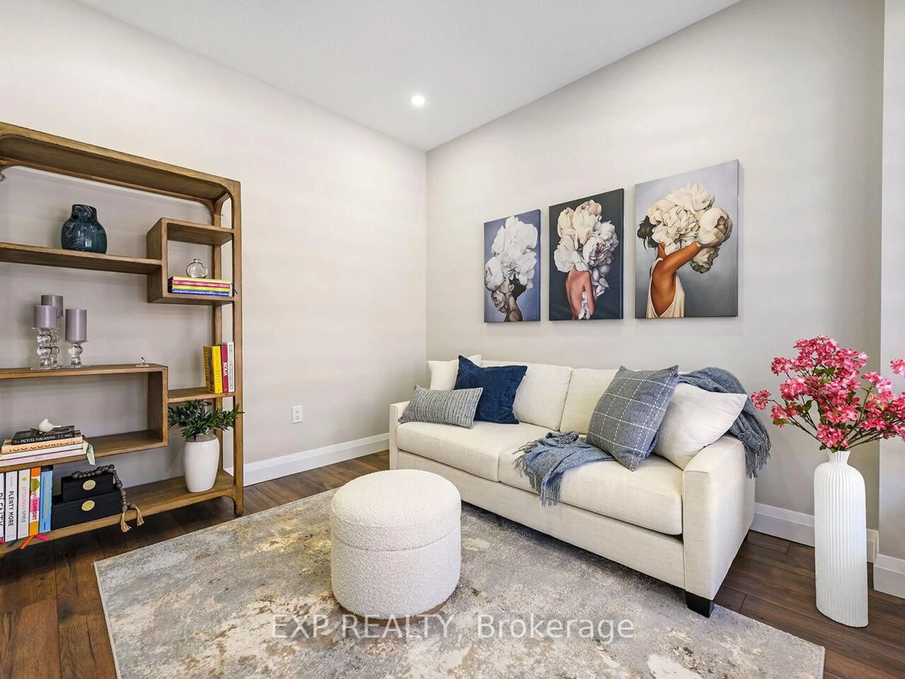 Living room with furniture, unknown for 71 Donnan Dr, New Tecumseth Ontario L0G 1W0