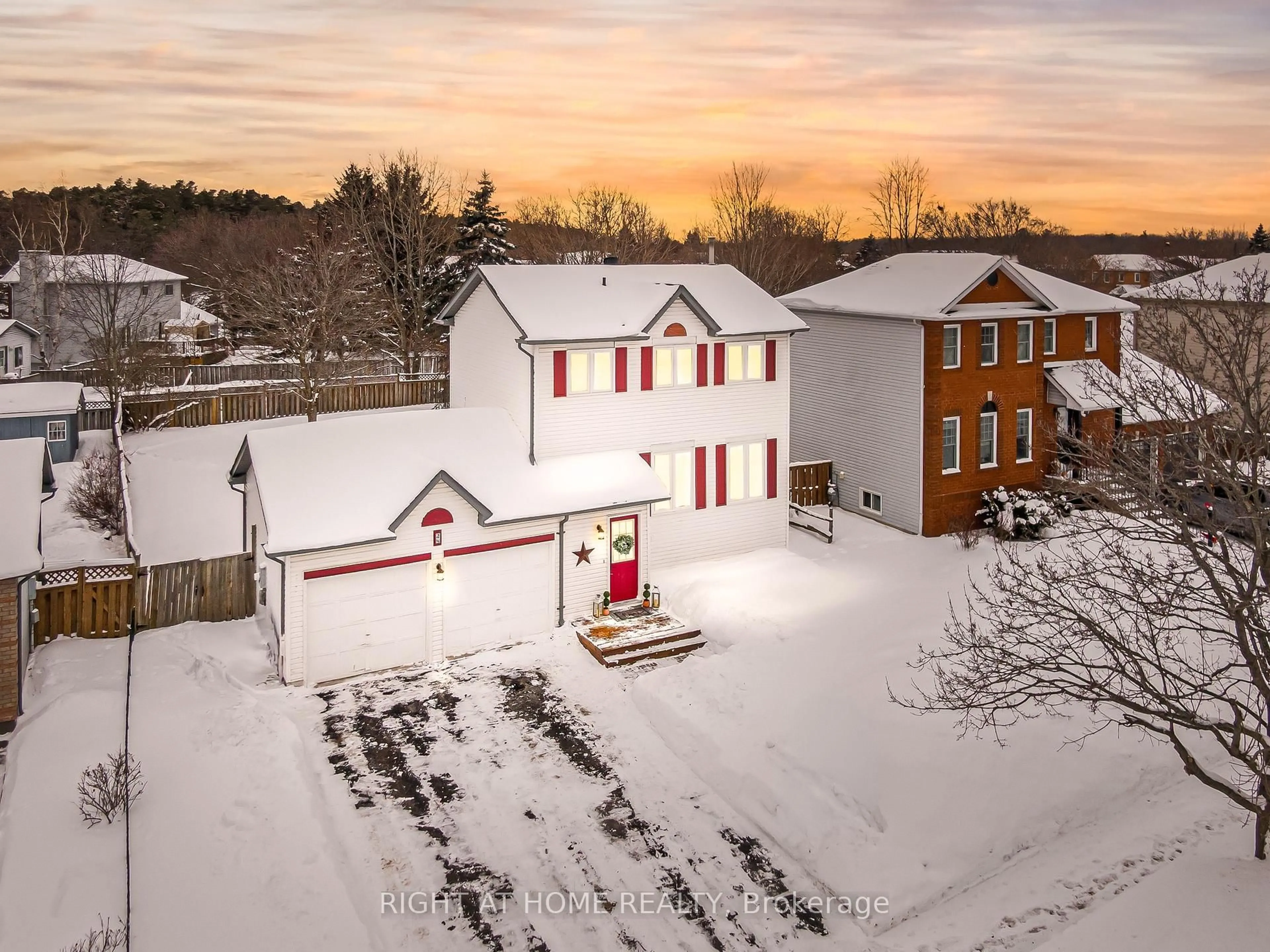 A pic from outside/outdoor area/front of a property/back of a property/a pic from drone, unknown for 28 Forest Wood Dr, Essa Ontario L3W 0K5