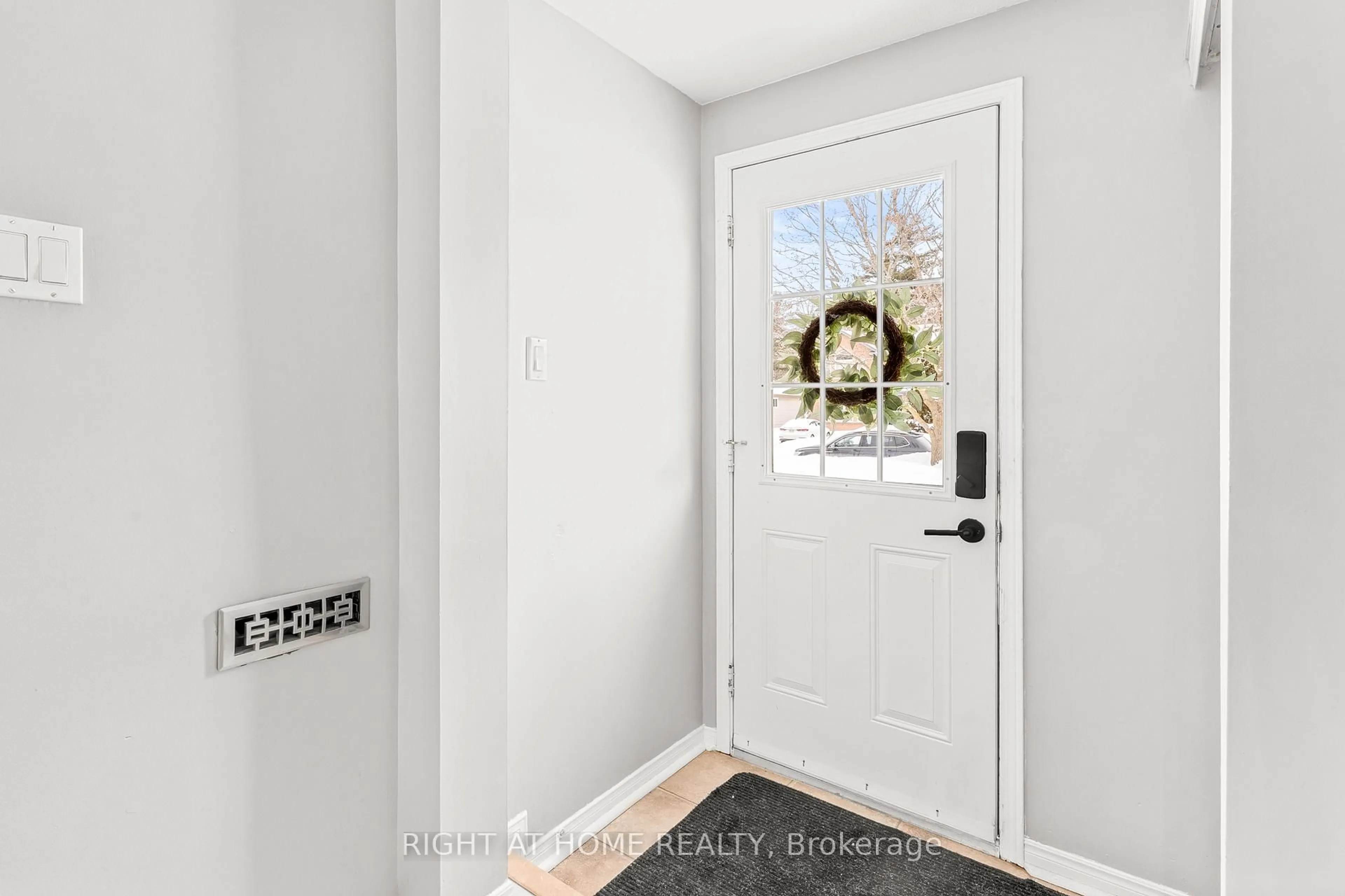Indoor entryway for 28 Forest Wood Dr, Essa Ontario L3W 0K5