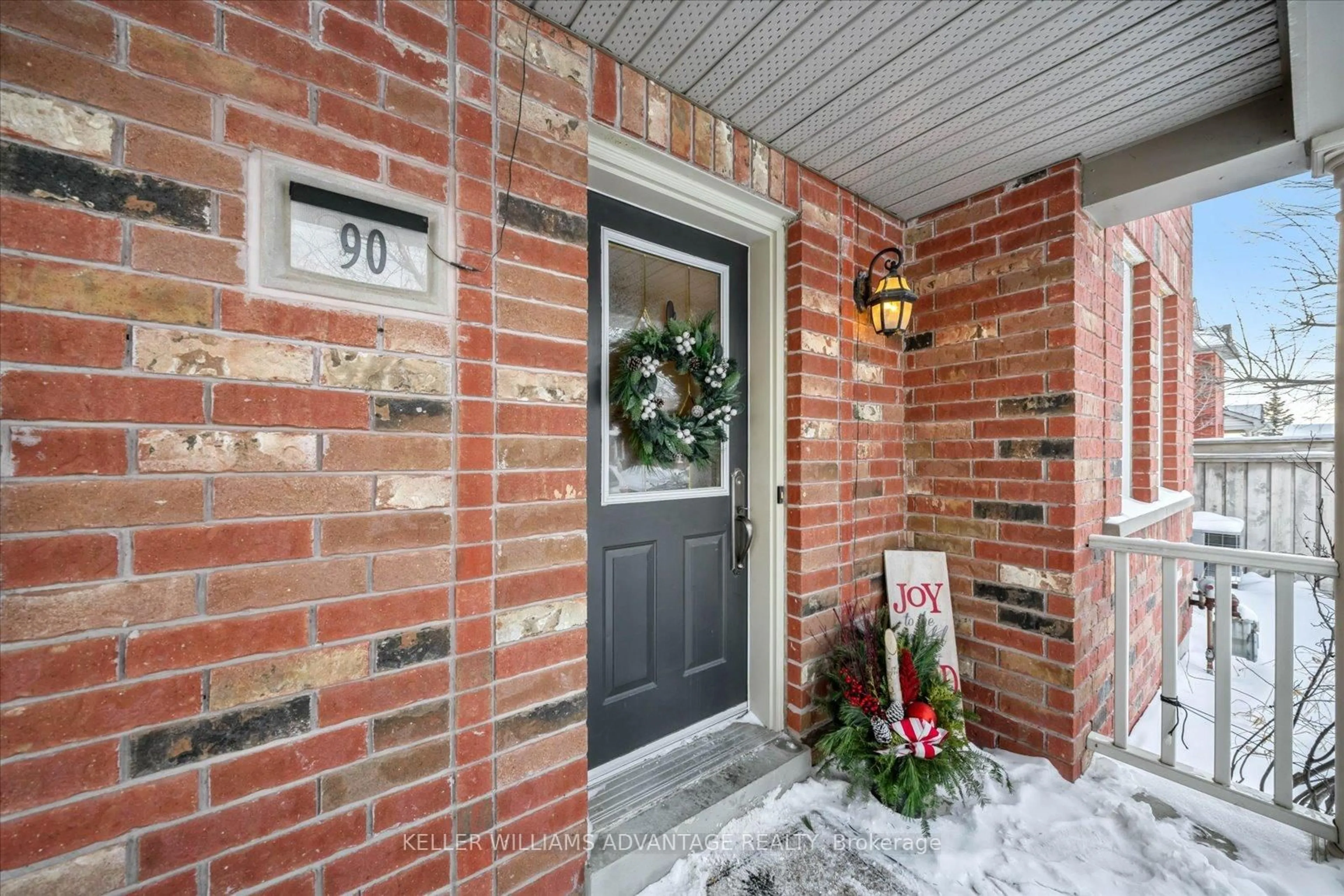 Indoor entryway for 90 Collis Dr, Aurora Ontario L4G 7V2