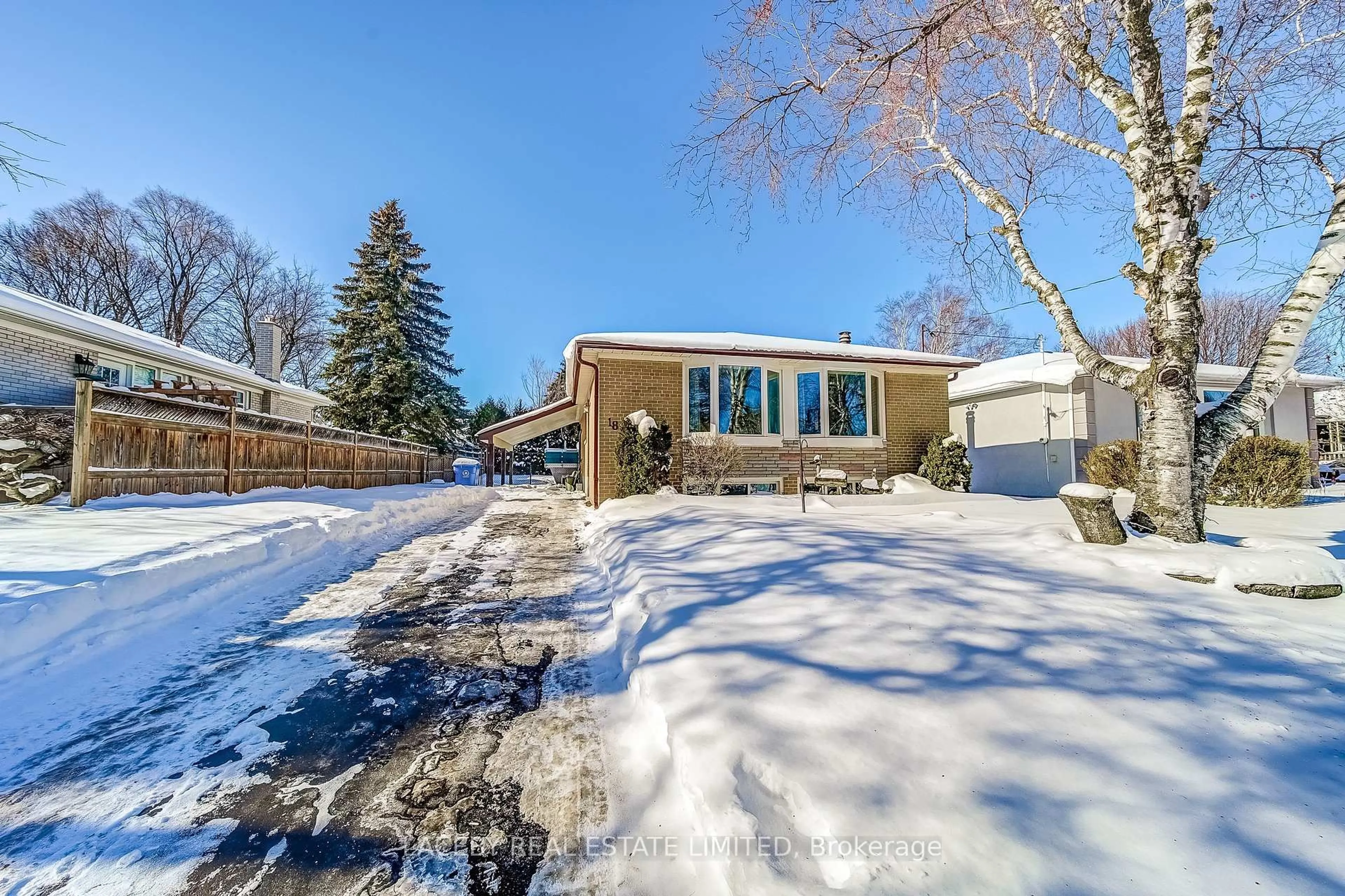 A pic from outside/outdoor area/front of a property/back of a property/a pic from drone, street for 18 Patrick Dr, Aurora Ontario L4G 2A8