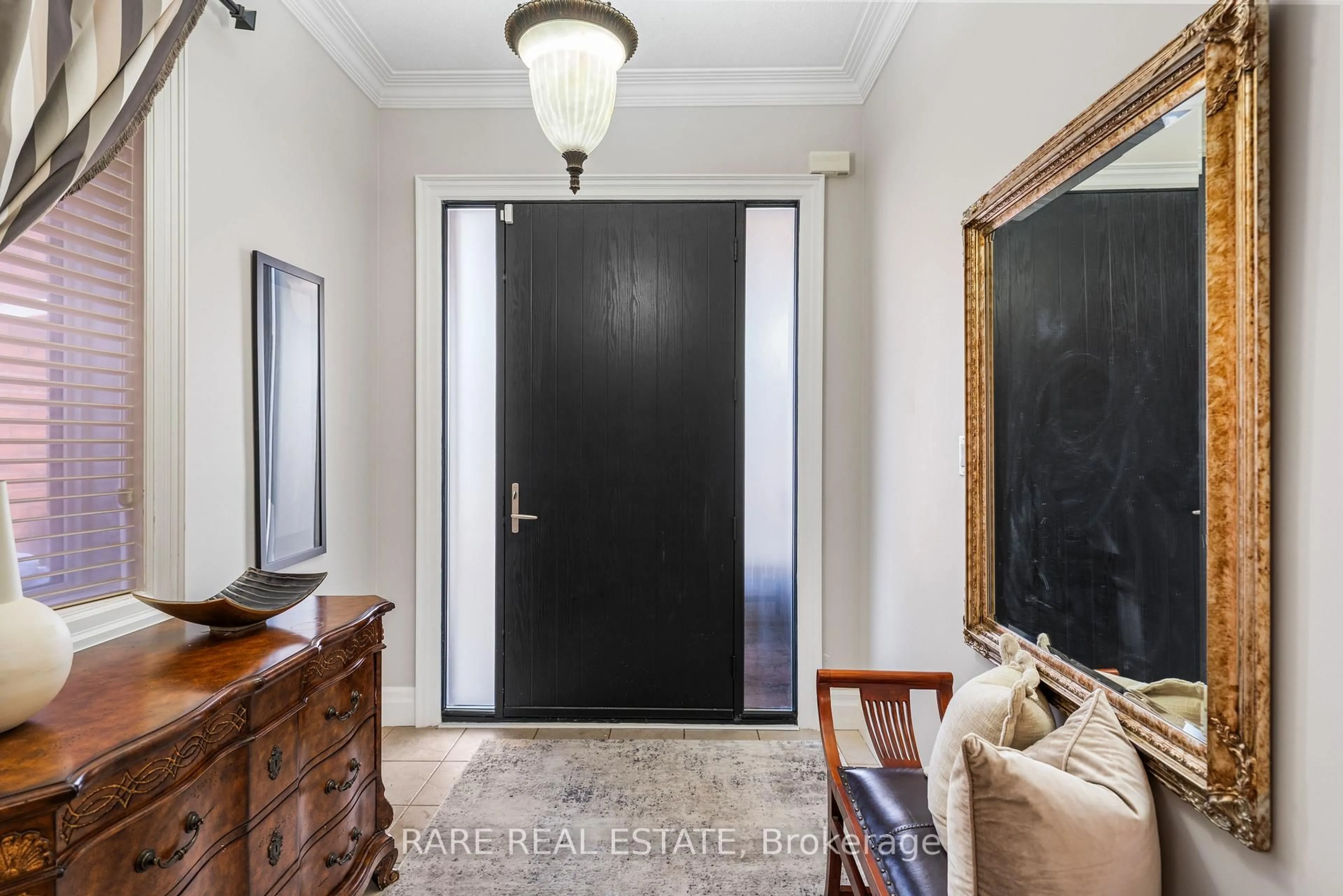 Indoor entryway for 32 Strauss Rd, Vaughan Ontario L4J 8Z6