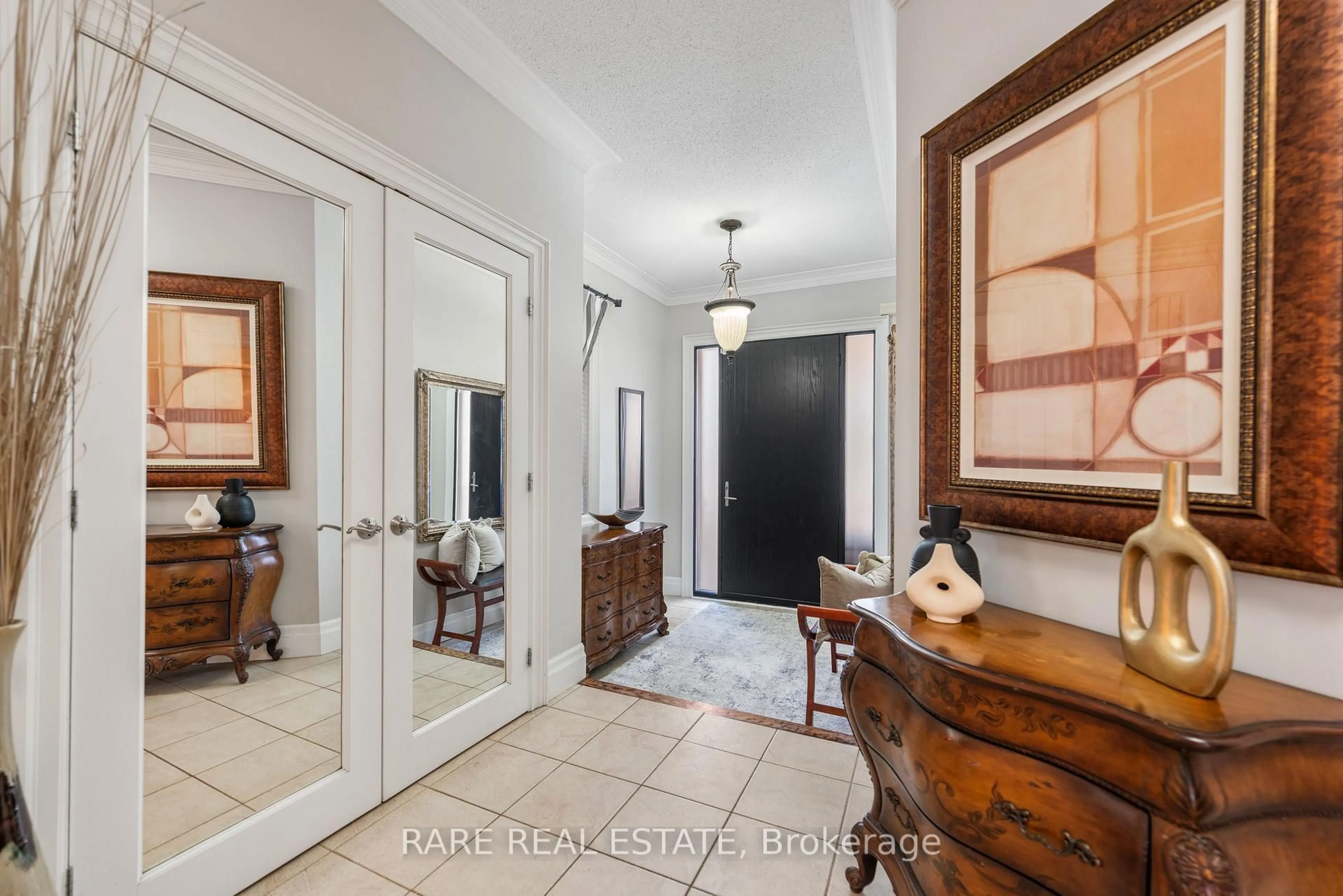 Indoor entryway for 32 Strauss Rd, Vaughan Ontario L4J 8Z6