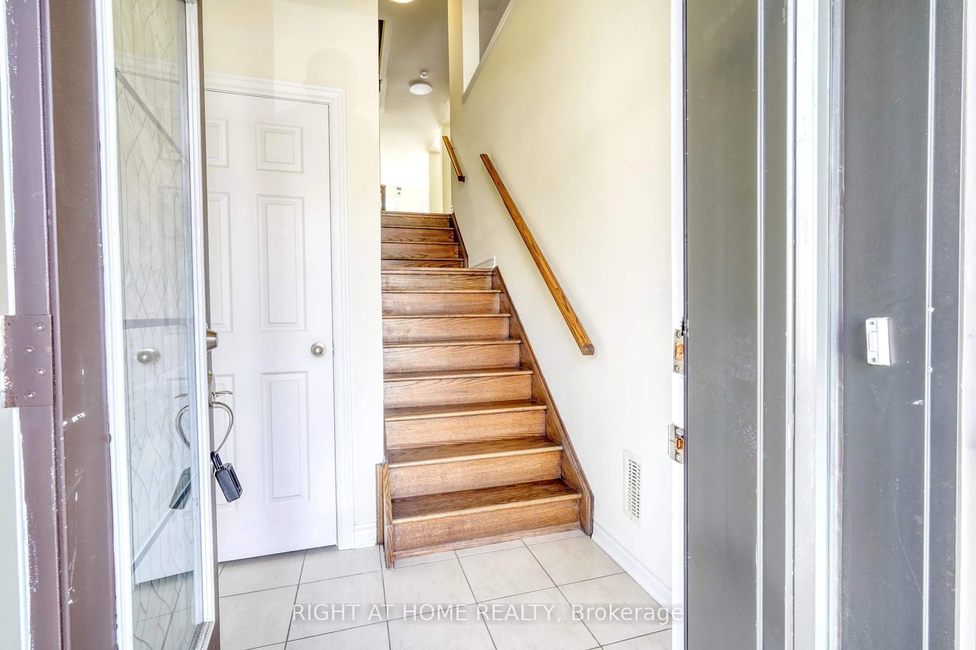 Indoor entryway for 53 Sandwell St, Vaughan Ontario L4H 4R2