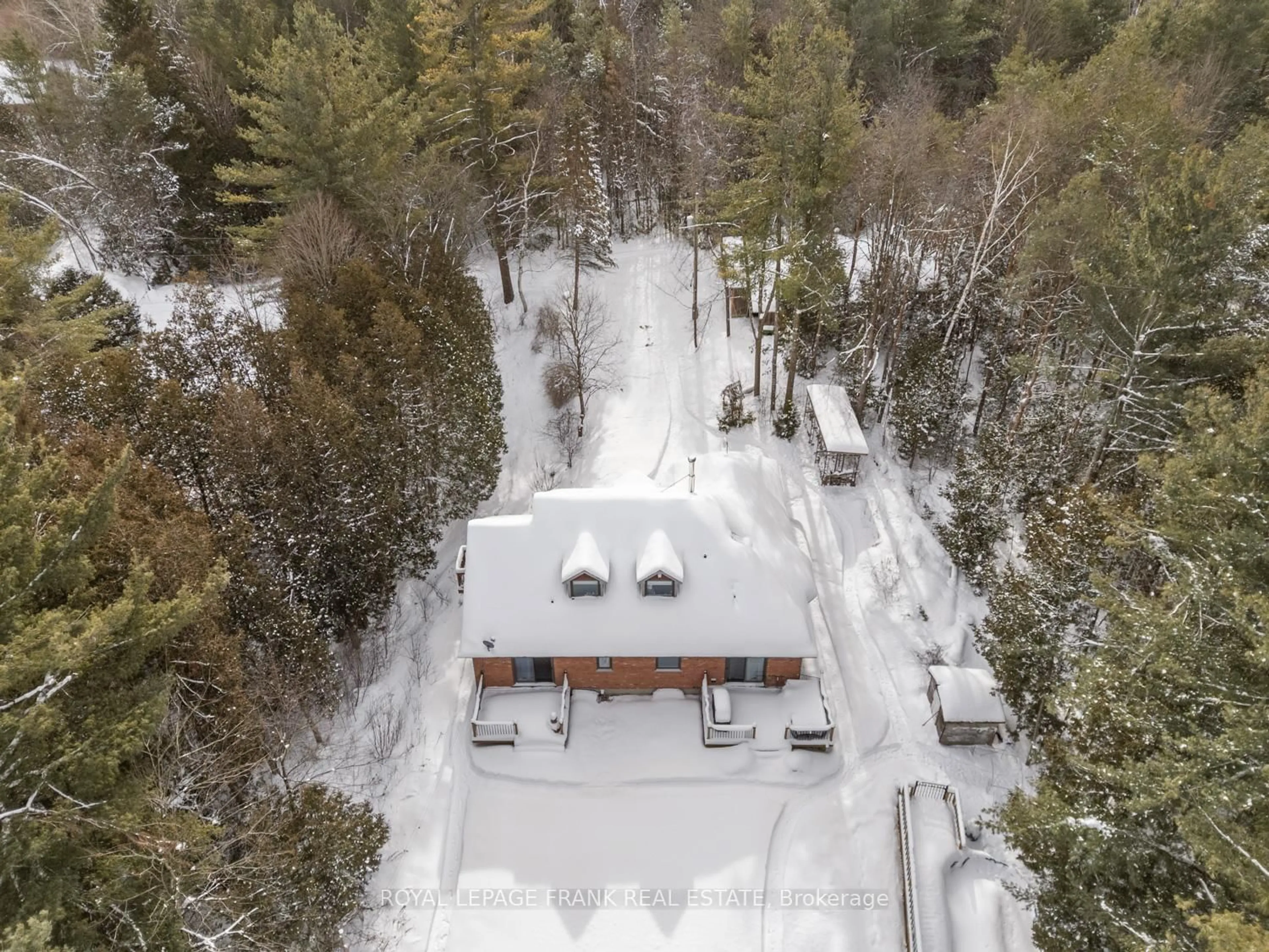 A pic from outside/outdoor area/front of a property/back of a property/a pic from drone, street for 5 Regent St, Georgina Ontario L0E 1N0