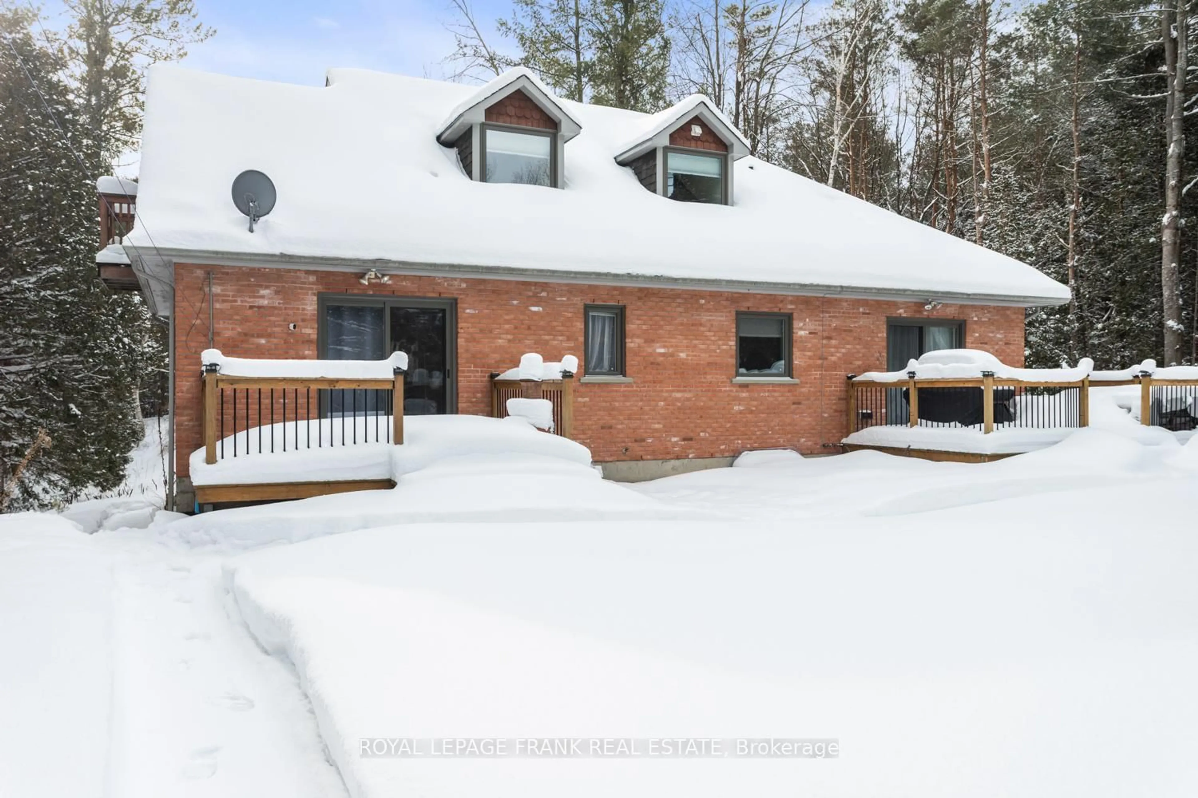 A pic from outside/outdoor area/front of a property/back of a property/a pic from drone, mountain view for 5 Regent St, Georgina Ontario L0E 1N0