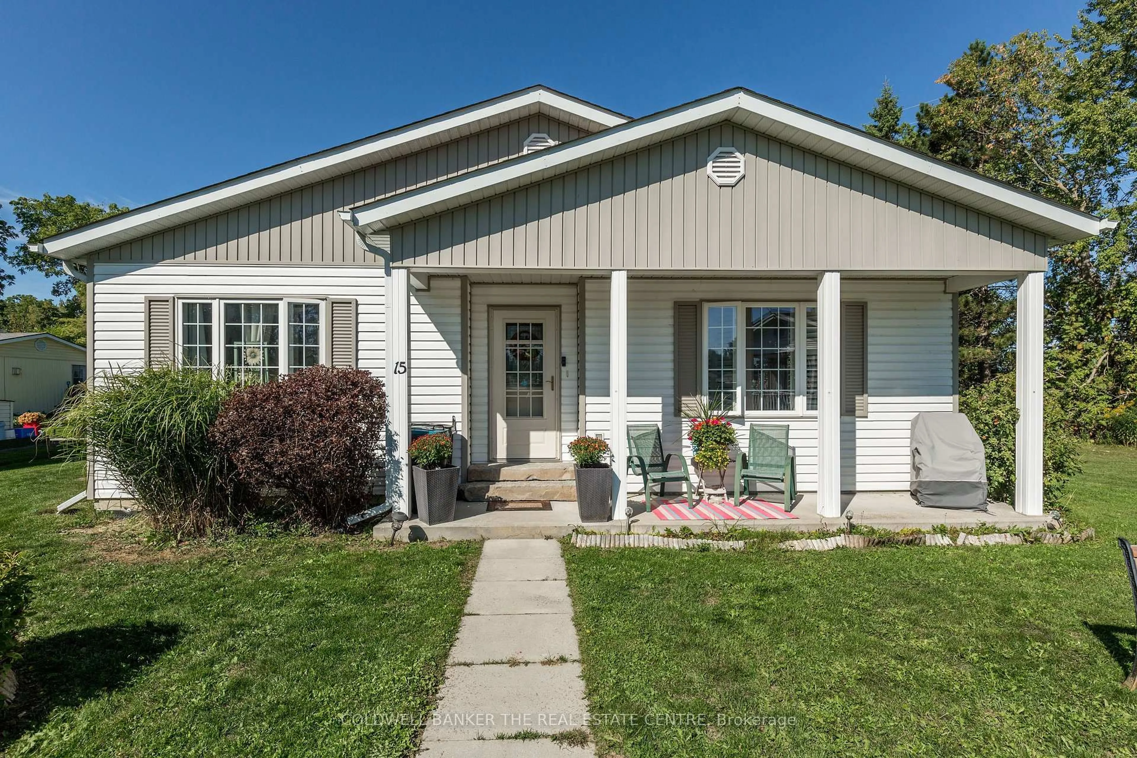 Home with vinyl exterior material, street for 15 Recreation Dr, Innisfil Ontario L9S 1N5