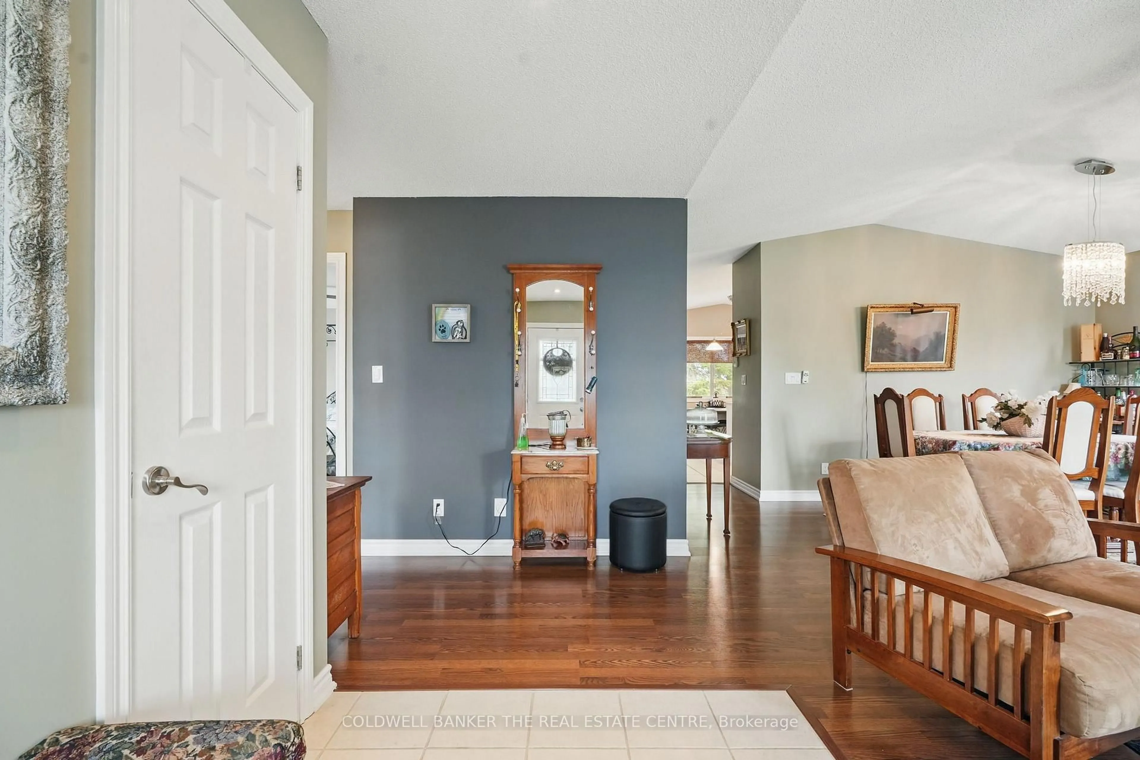 Indoor entryway for 15 Recreation Dr, Innisfil Ontario L9S 1N5