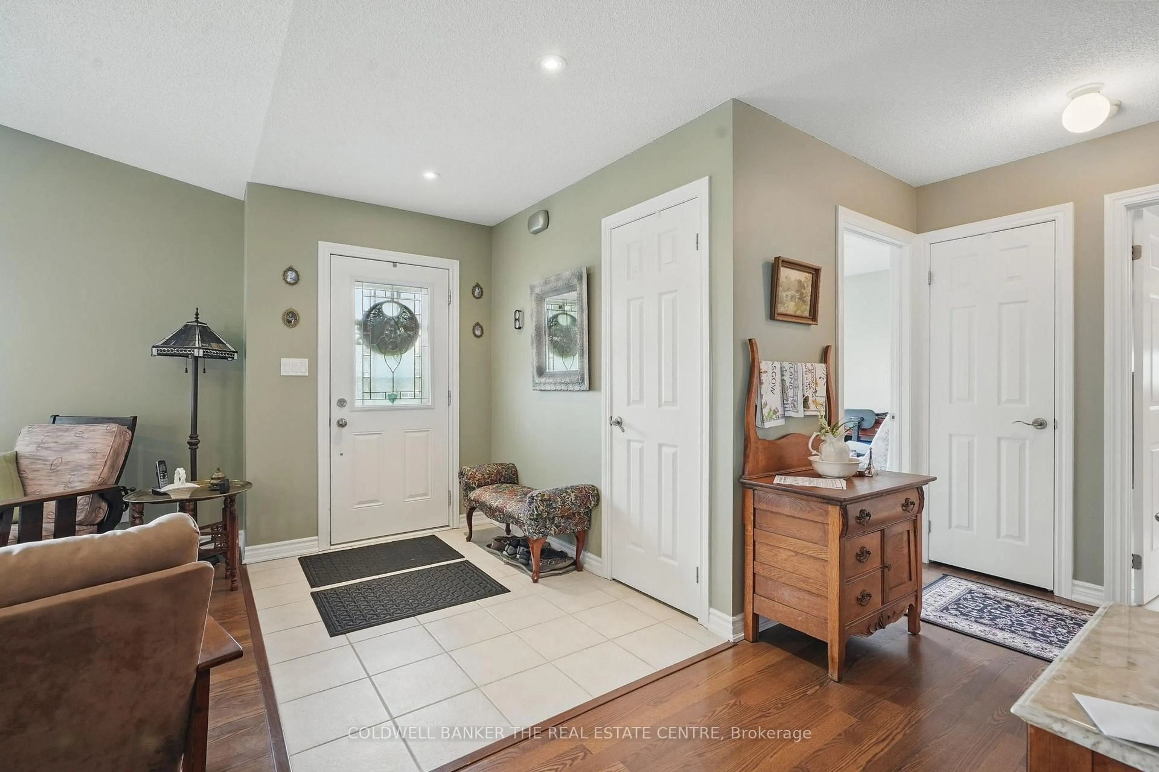 Indoor entryway for 15 Recreation Dr, Innisfil Ontario L9S 1N5