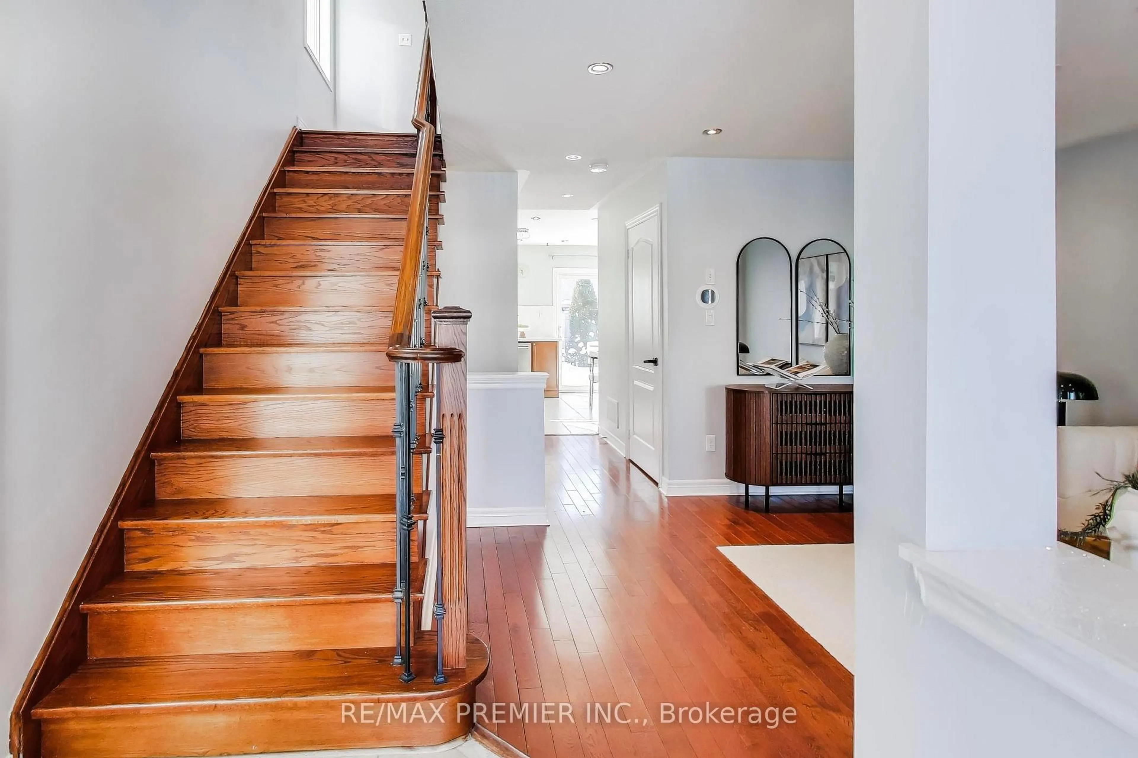 Indoor entryway for 135 Richard Coulson Cres, Whitchurch-Stouffville Ontario L4A 0H9