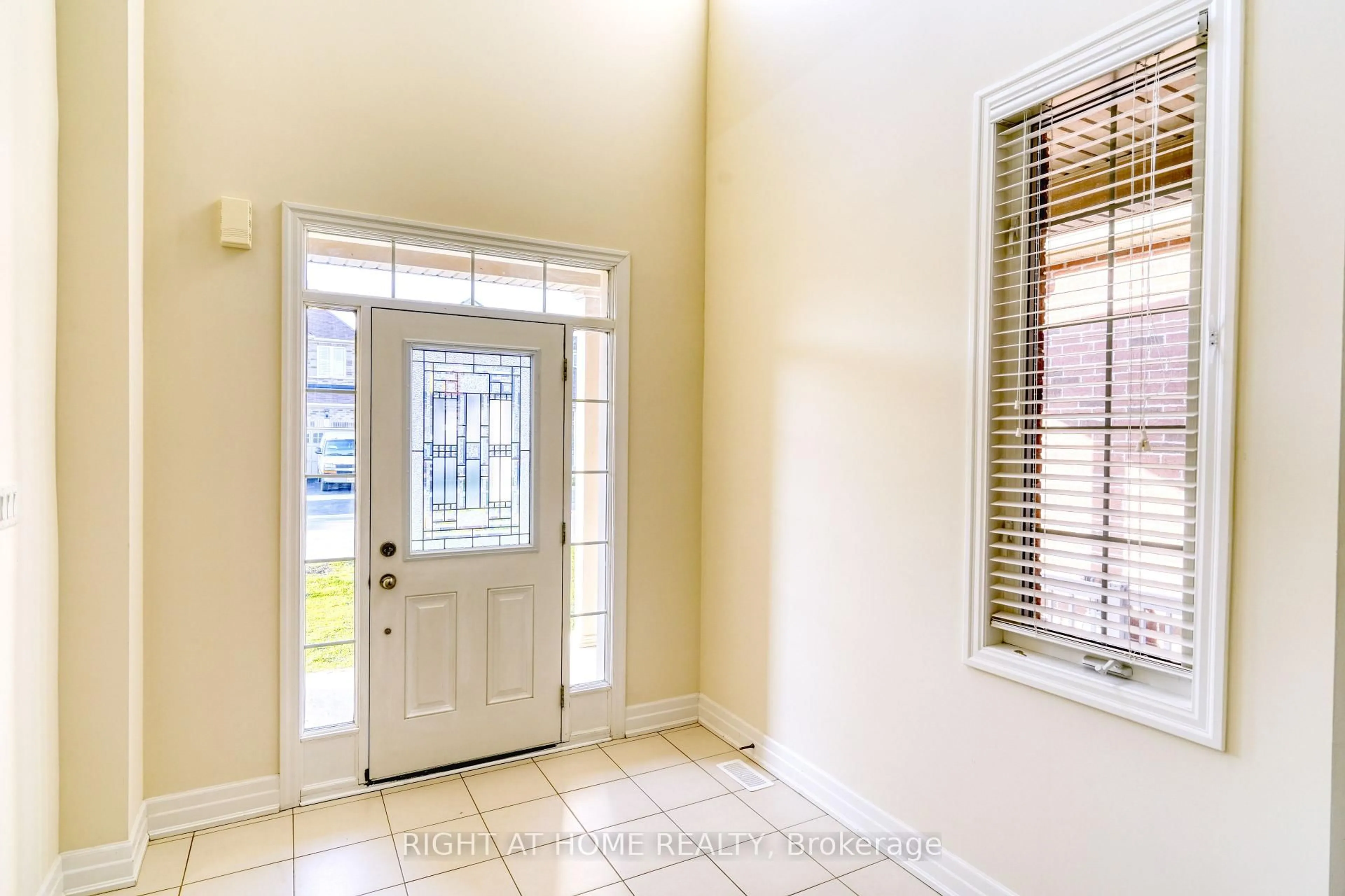 Indoor entryway for 17 Mercury Ave, Georgina Ontario L4P 0H1