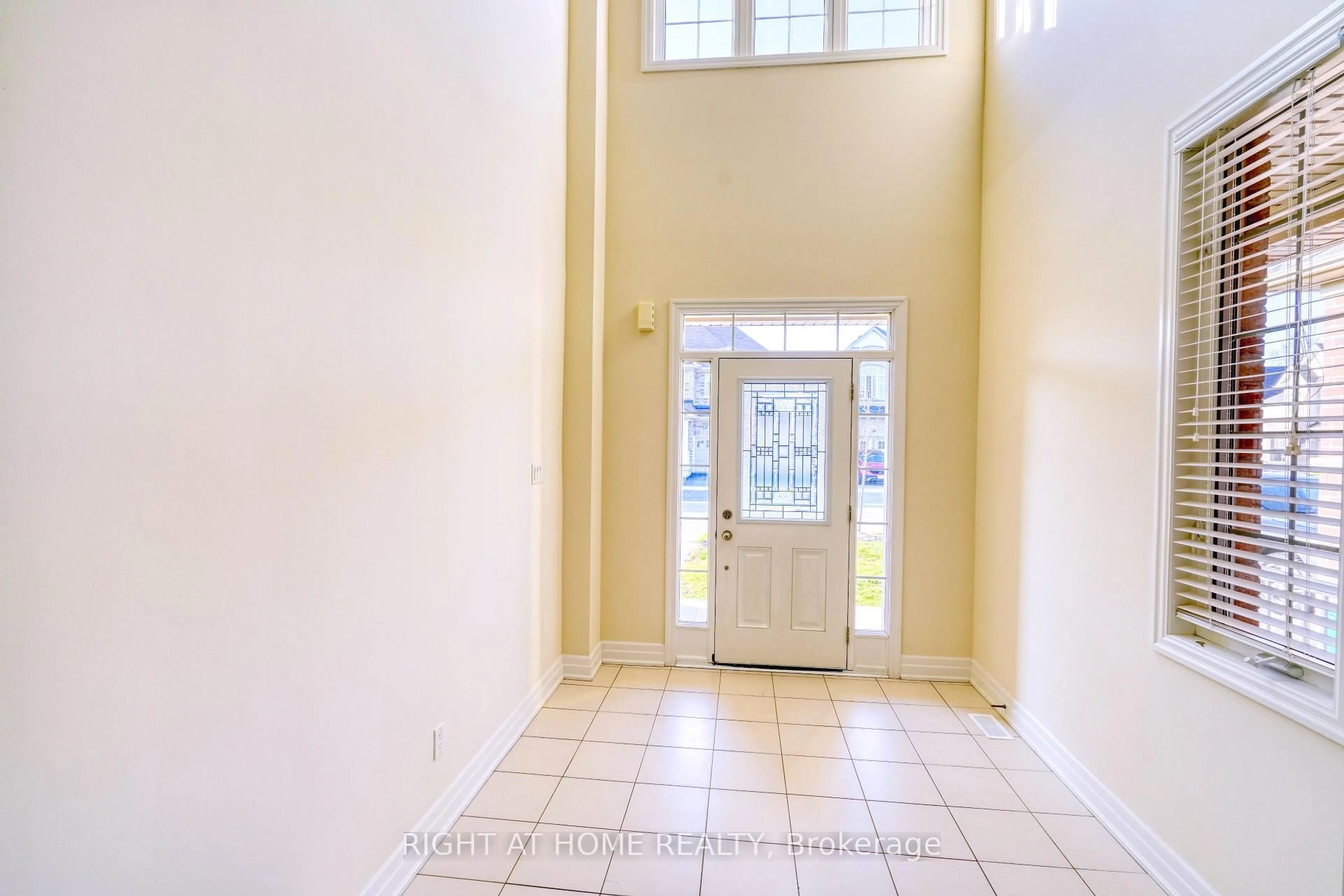 Indoor entryway for 17 Mercury Ave, Georgina Ontario L4P 0H1