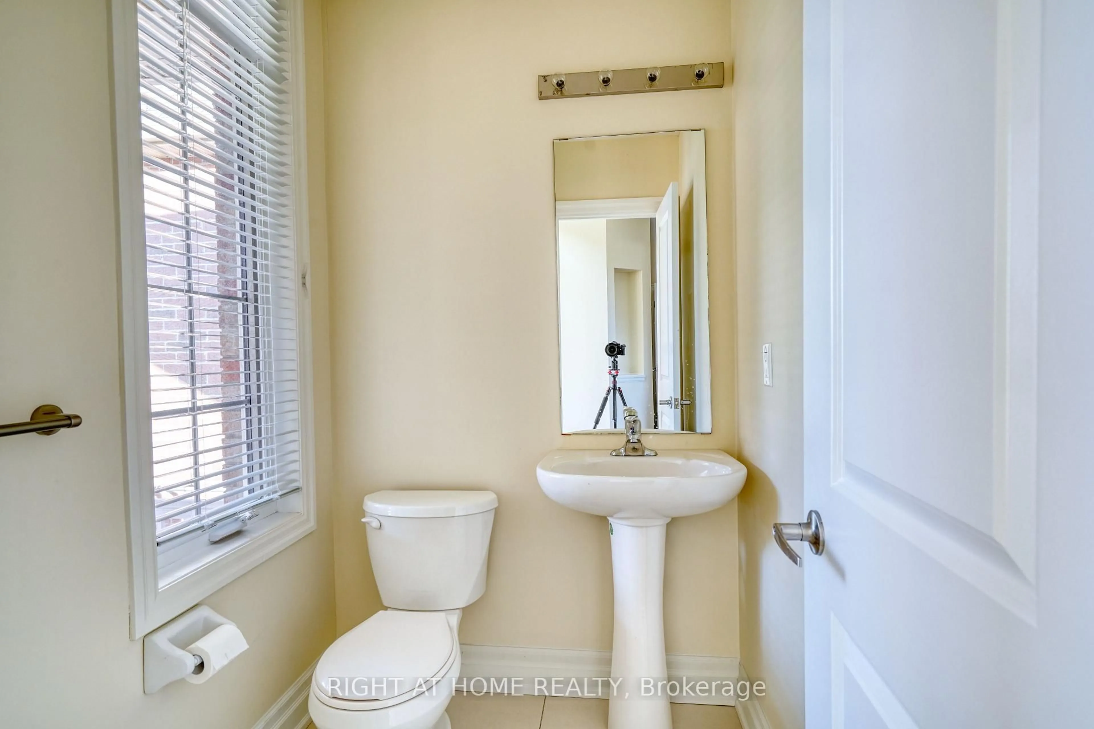 Standard bathroom, ceramic/tile floor for 17 Mercury Ave, Georgina Ontario L4P 0H1