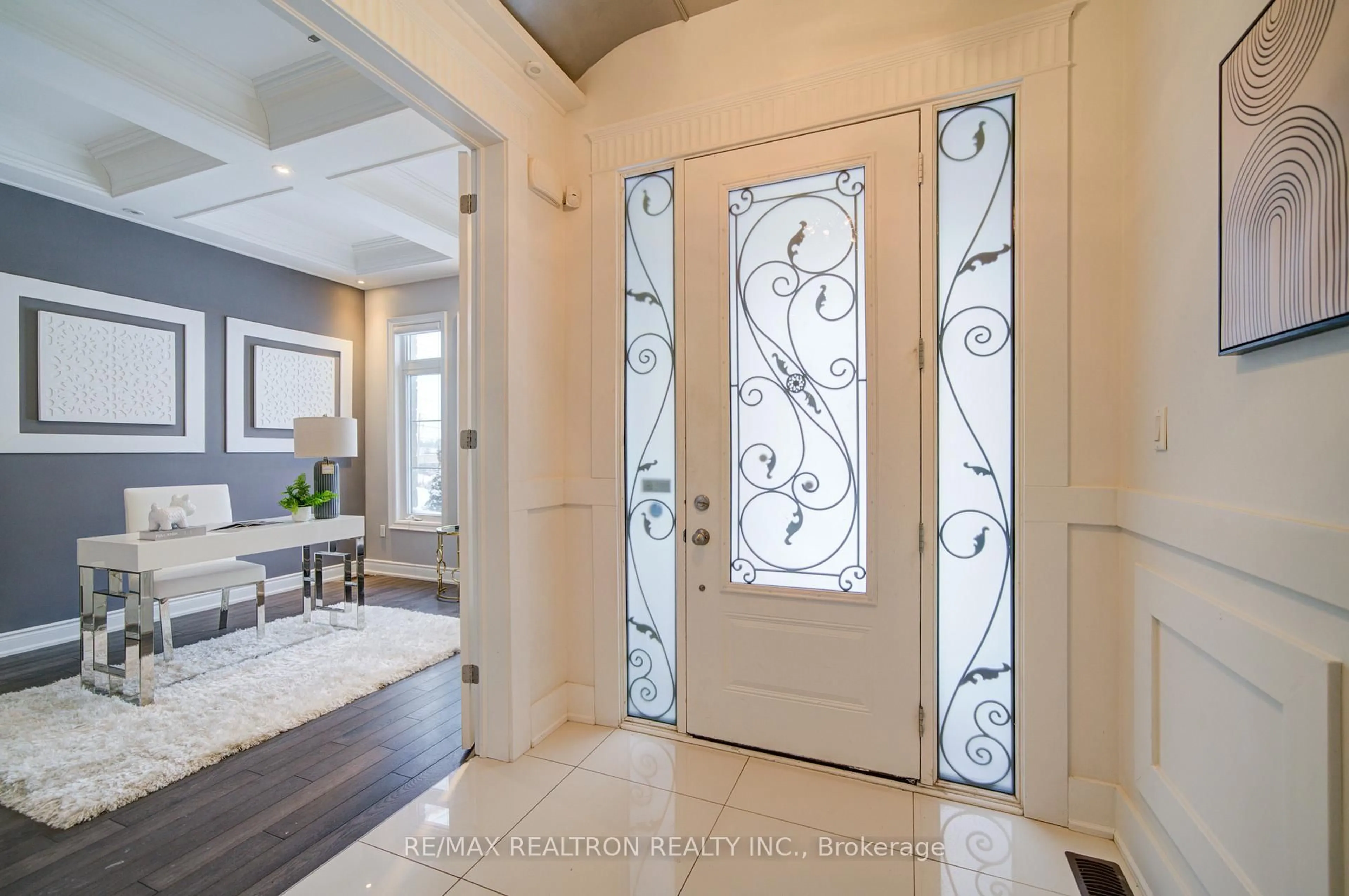 Indoor entryway for 18 Giardina Cres, Richmond Hill Ontario L4B 0G2