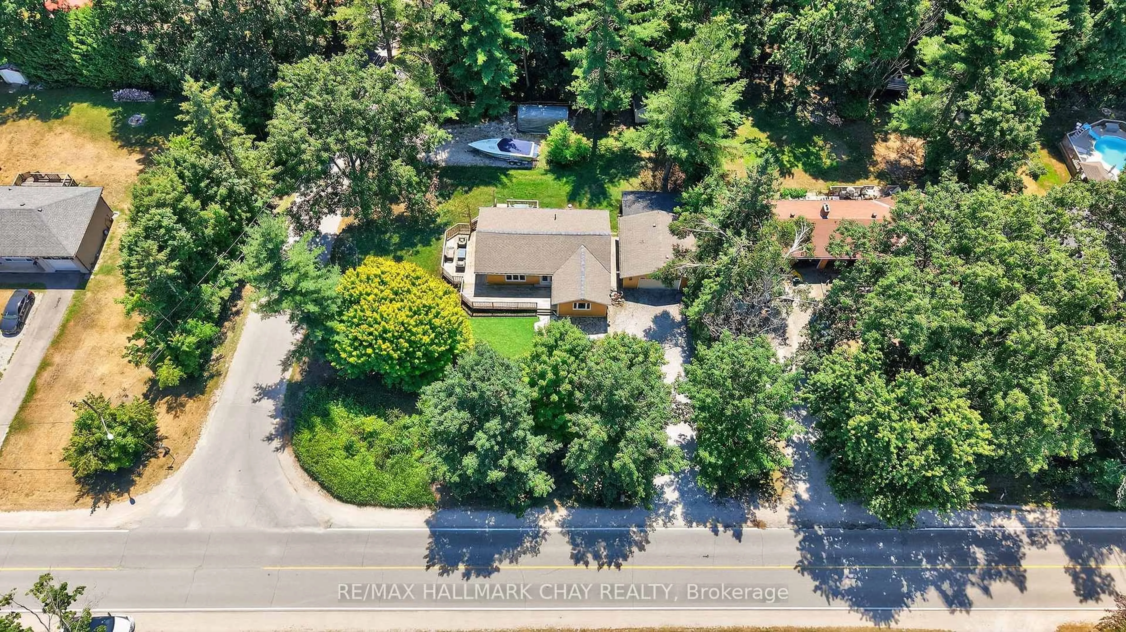 A pic from outside/outdoor area/front of a property/back of a property/a pic from drone, street for 135 Big Bay Point Rd, Innisfil Ontario L9S 2N3