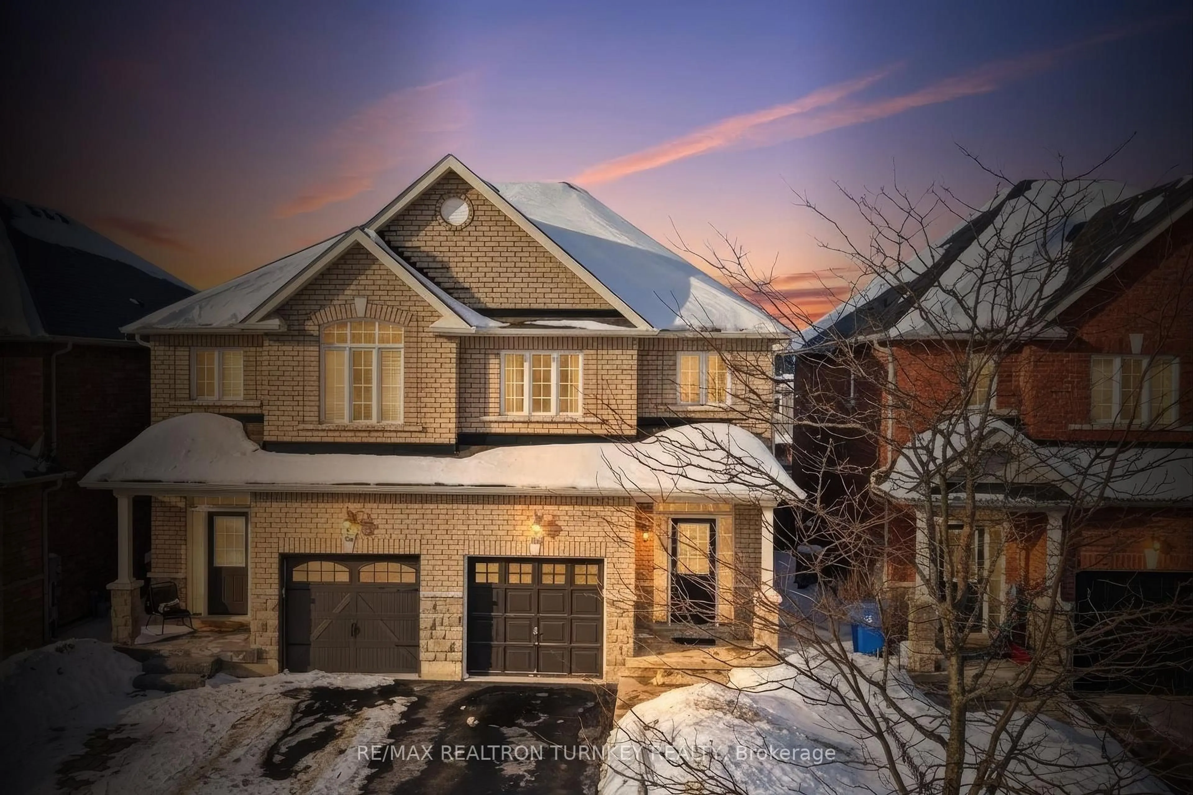 A pic from outside/outdoor area/front of a property/back of a property/a pic from drone, street for 86 Donald Stewart Cres, East Gwillimbury Ontario L0G 1M0